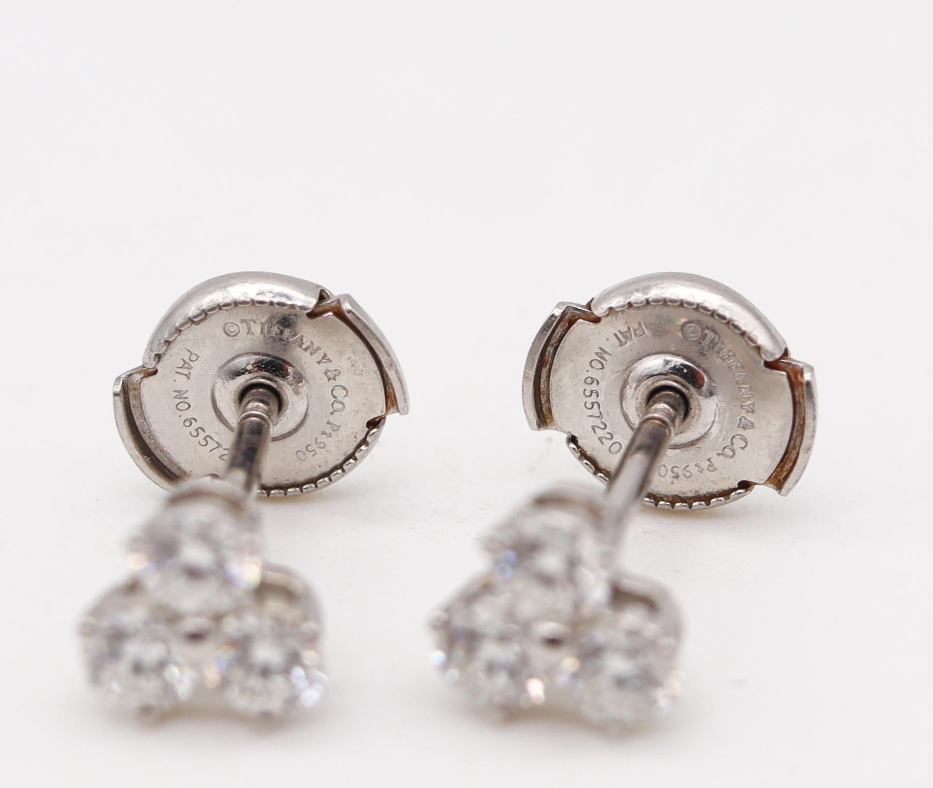 Taille brillant Tiffany & Co. Clous d'oreilles à trois pierres en platine massif avec 6 diamants ronds en vente