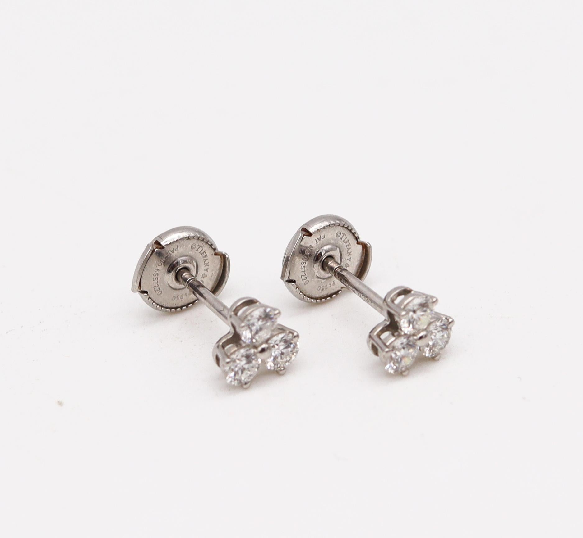 Tiffany & Co. Clous d'oreilles à trois pierres en platine massif avec 6 diamants ronds Pour femmes en vente