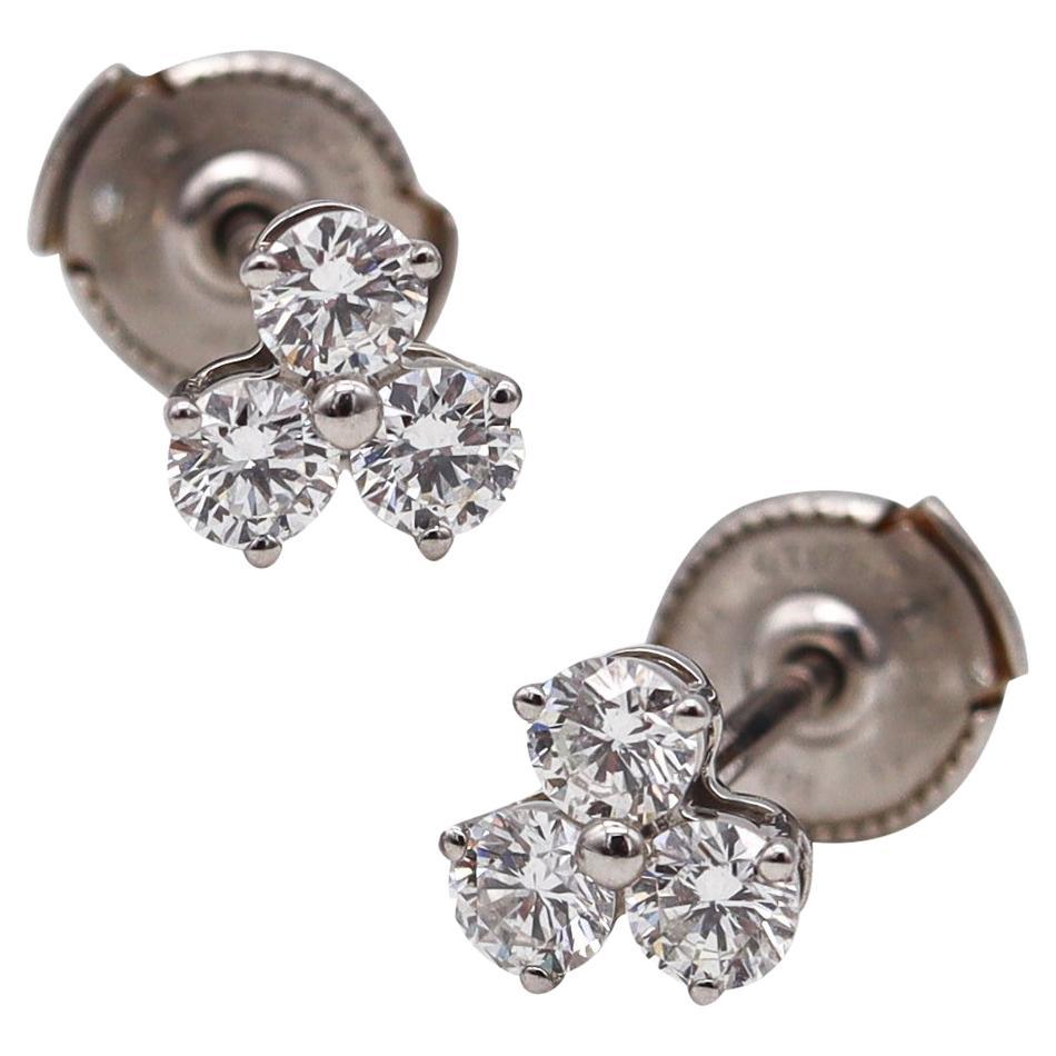 Tiffany & Co. Clous d'oreilles à trois pierres en platine massif avec 6 diamants ronds en vente