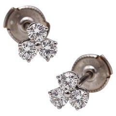 Tiffany & Co. Clous d'oreilles à trois pierres en platine massif avec 6 diamants ronds
