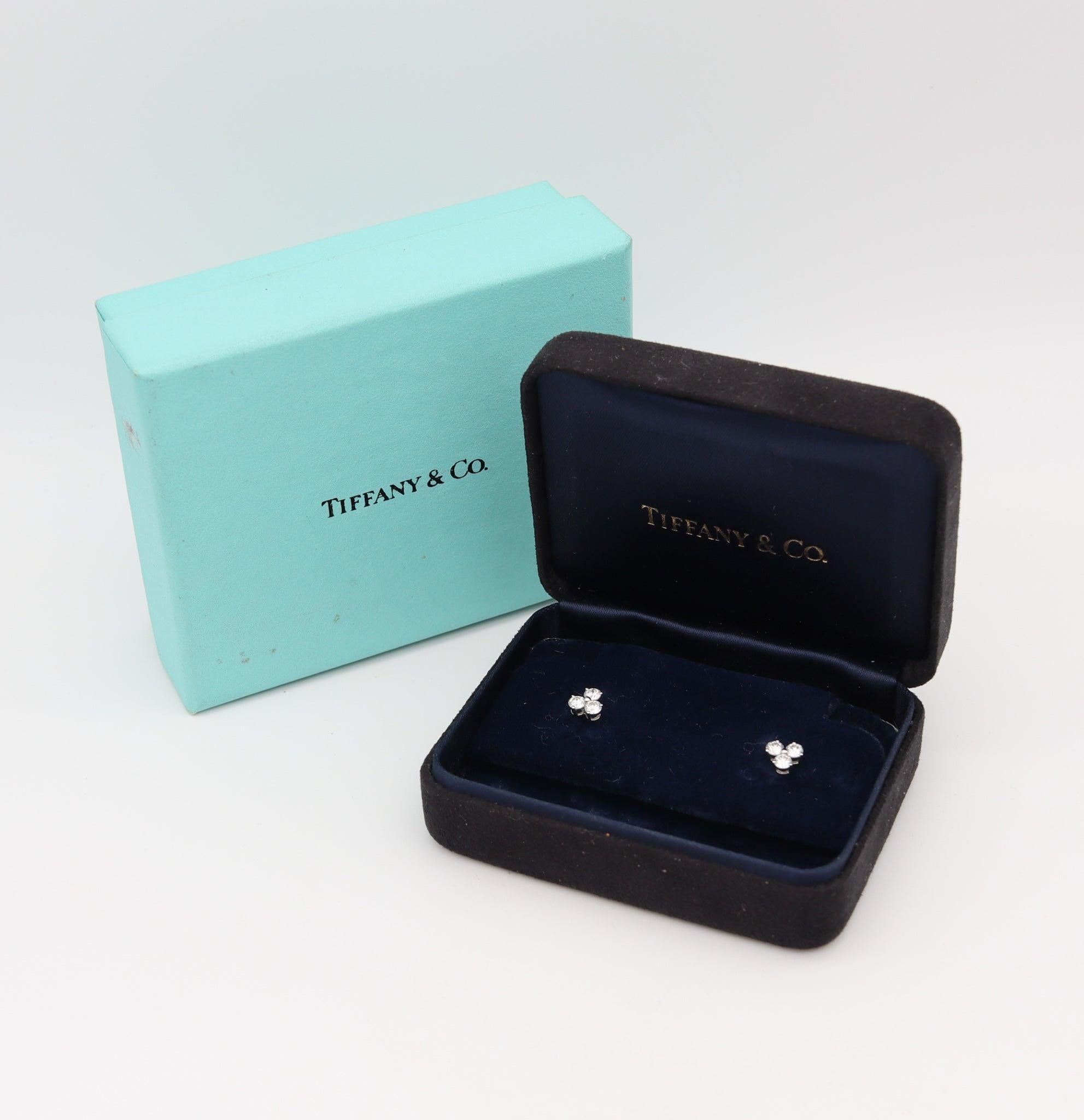 Modernista TIFFANY & CO Orecchini a tre pietre in platino massiccio con 6 diamanti rotondi in vendita