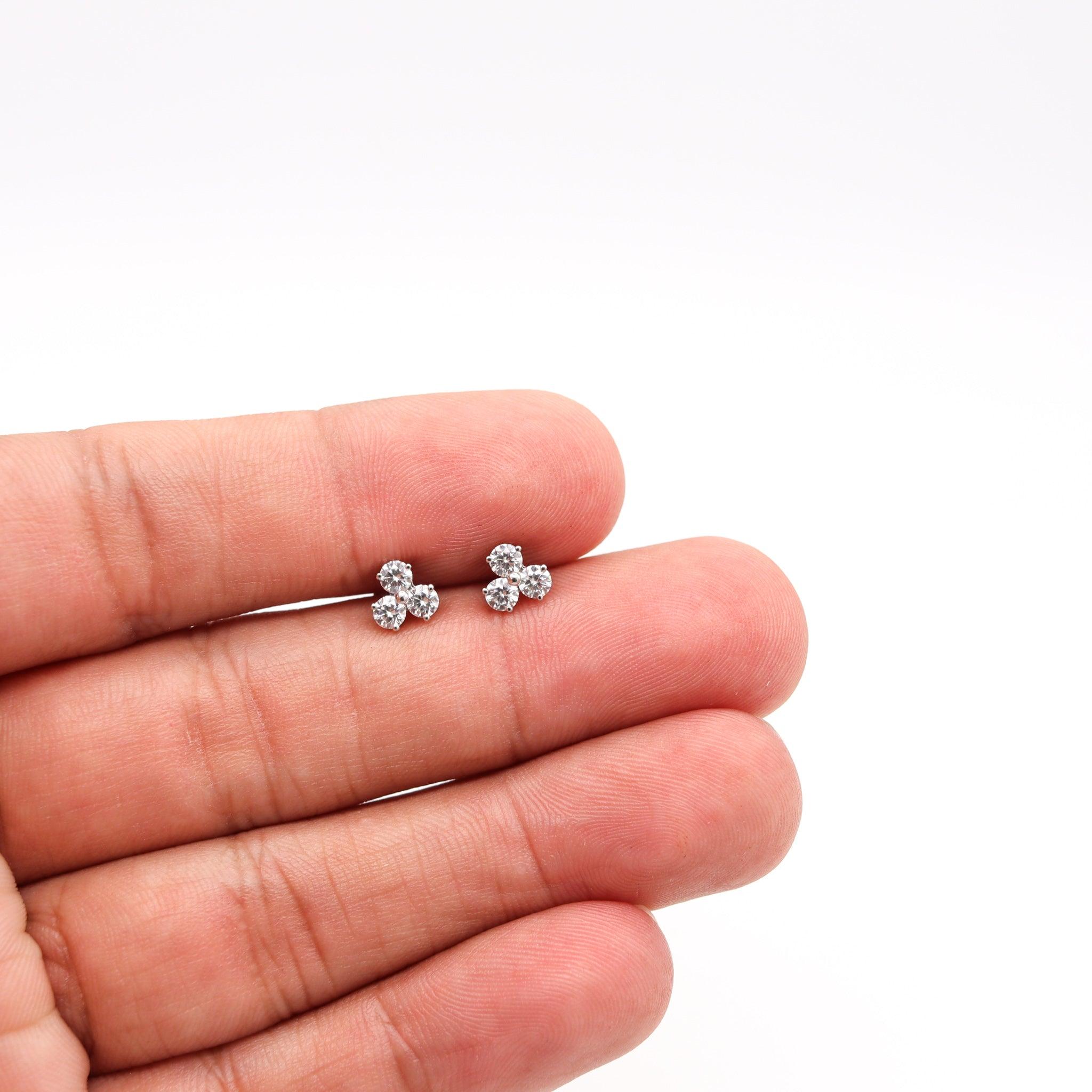 Taglio brillante TIFFANY & CO Orecchini a tre pietre in platino massiccio con 6 diamanti rotondi in vendita