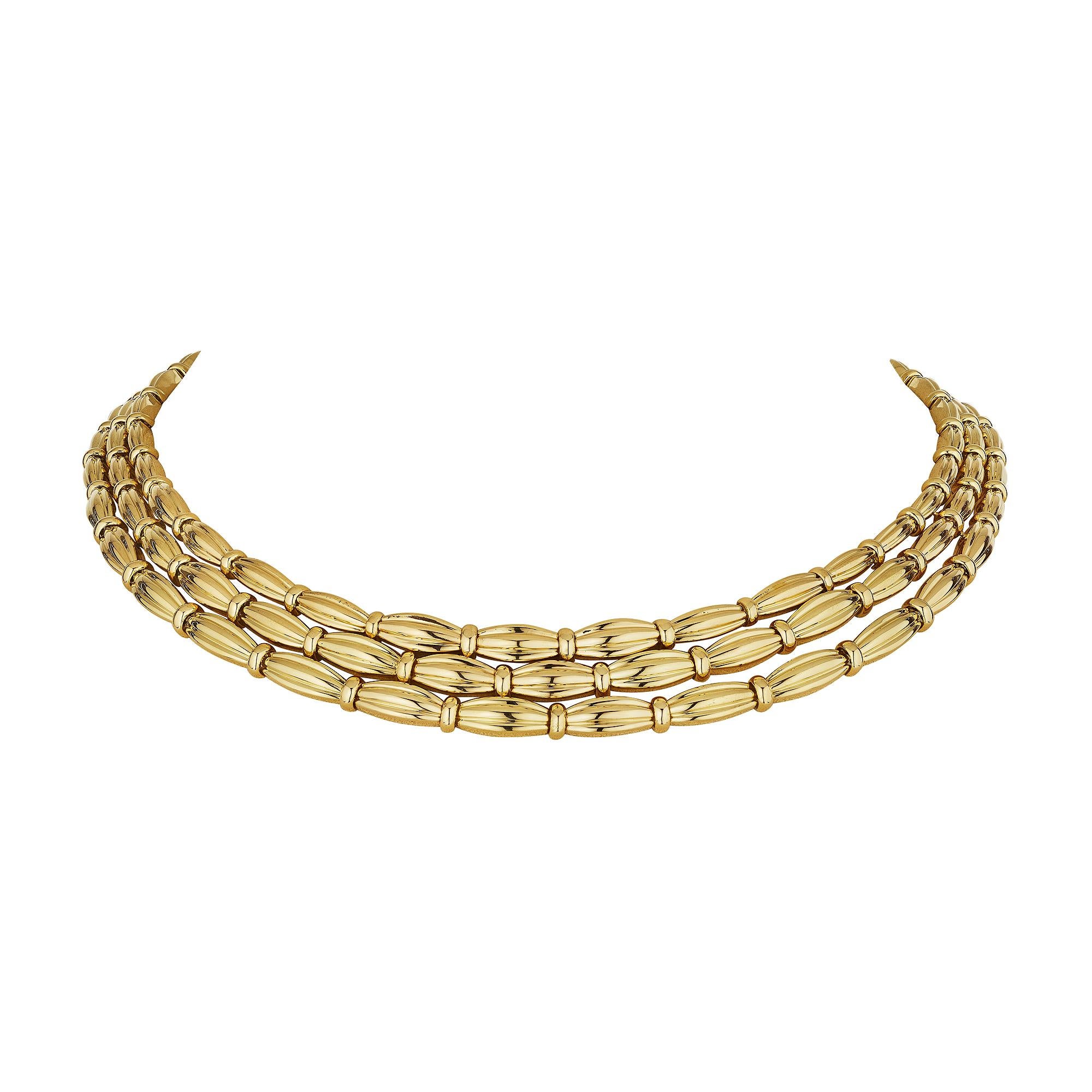 Dreierlei Gesellschaft!  Diese dreisträngige Tiffany & Co. Vintage-Halskette aus 18 Karat Gelbgold ist garantiert immer in bester Gesellschaft.  Mit ihren drei Strängen aus polierten und abgestuften geriffelten Gliedern ist sie die Halskette, zu der