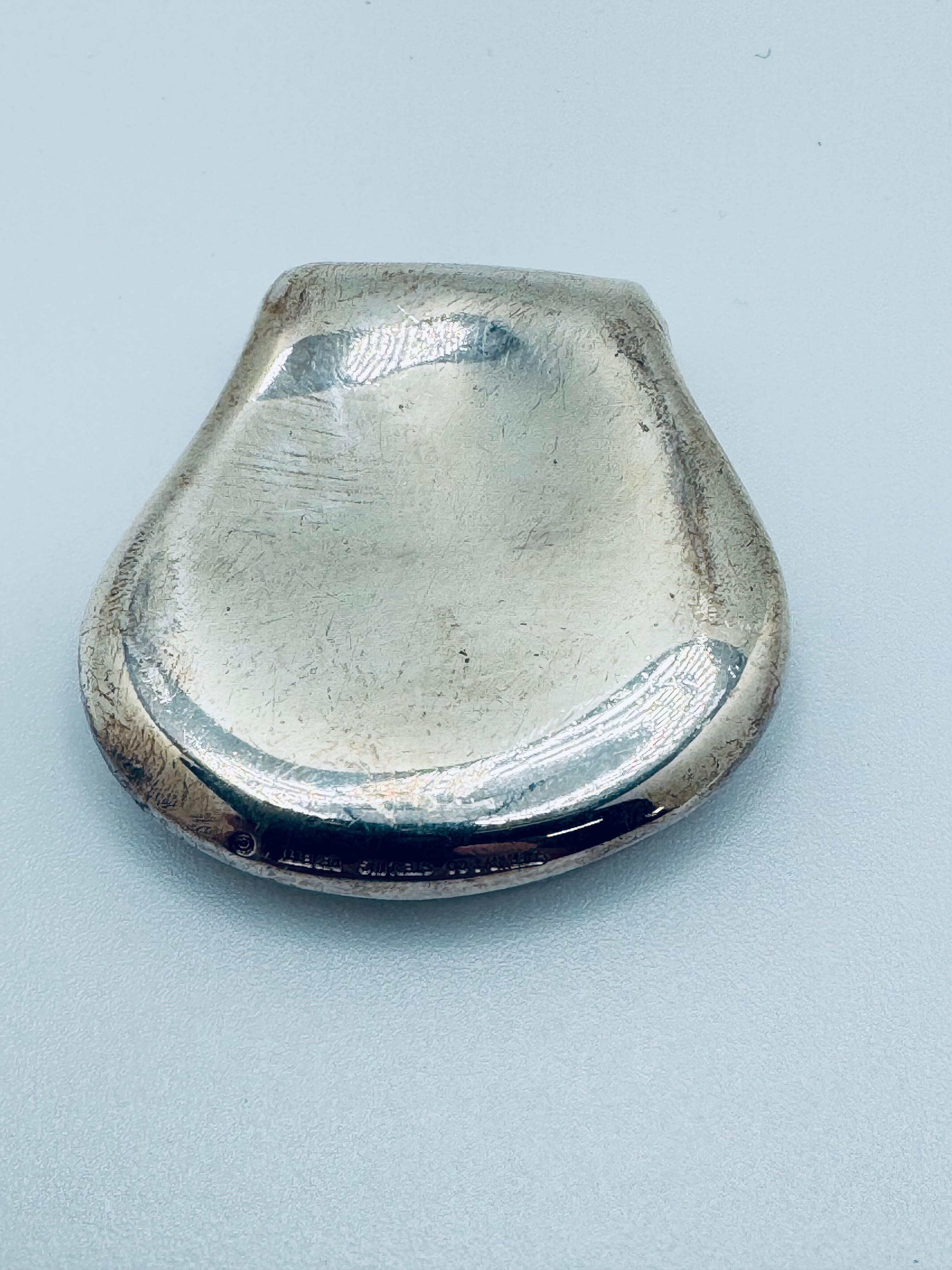 Elsa Peretti’s creations reveal her unique ability to blend form, function, and emotion. This sterling silver money clip exemplifies her talent for transforming everyday items into sculptural art. Inspired by the natural impression of a thumbprint,