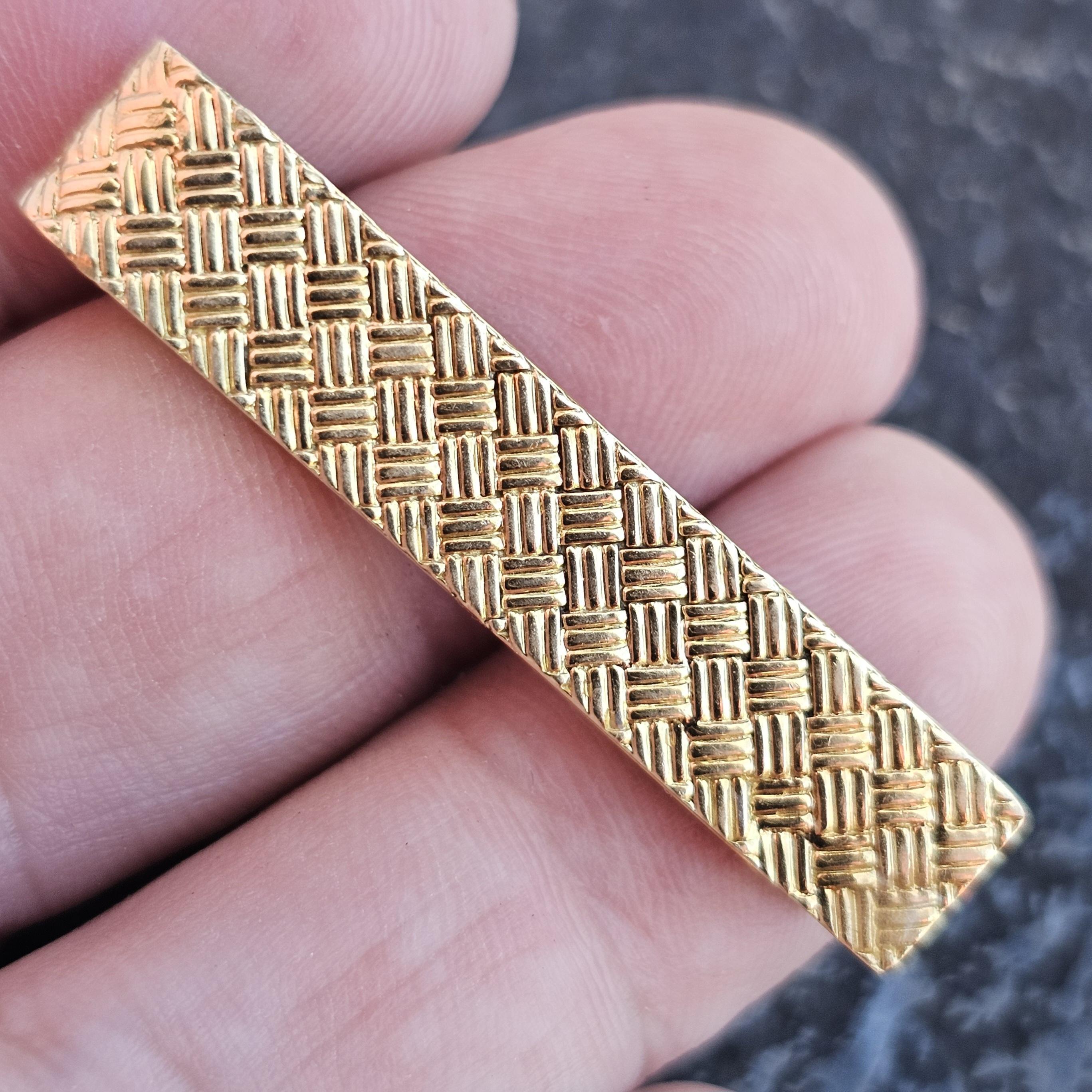 Mejora tu colección con este elegante pasador de corbata Tiffany & Co. Fabricado en oro amarillo de 18 quilates, presenta una distintiva textura tejida que destila sofisticación. El intrincado estampado añade un toque refinado, convirtiéndolo en un