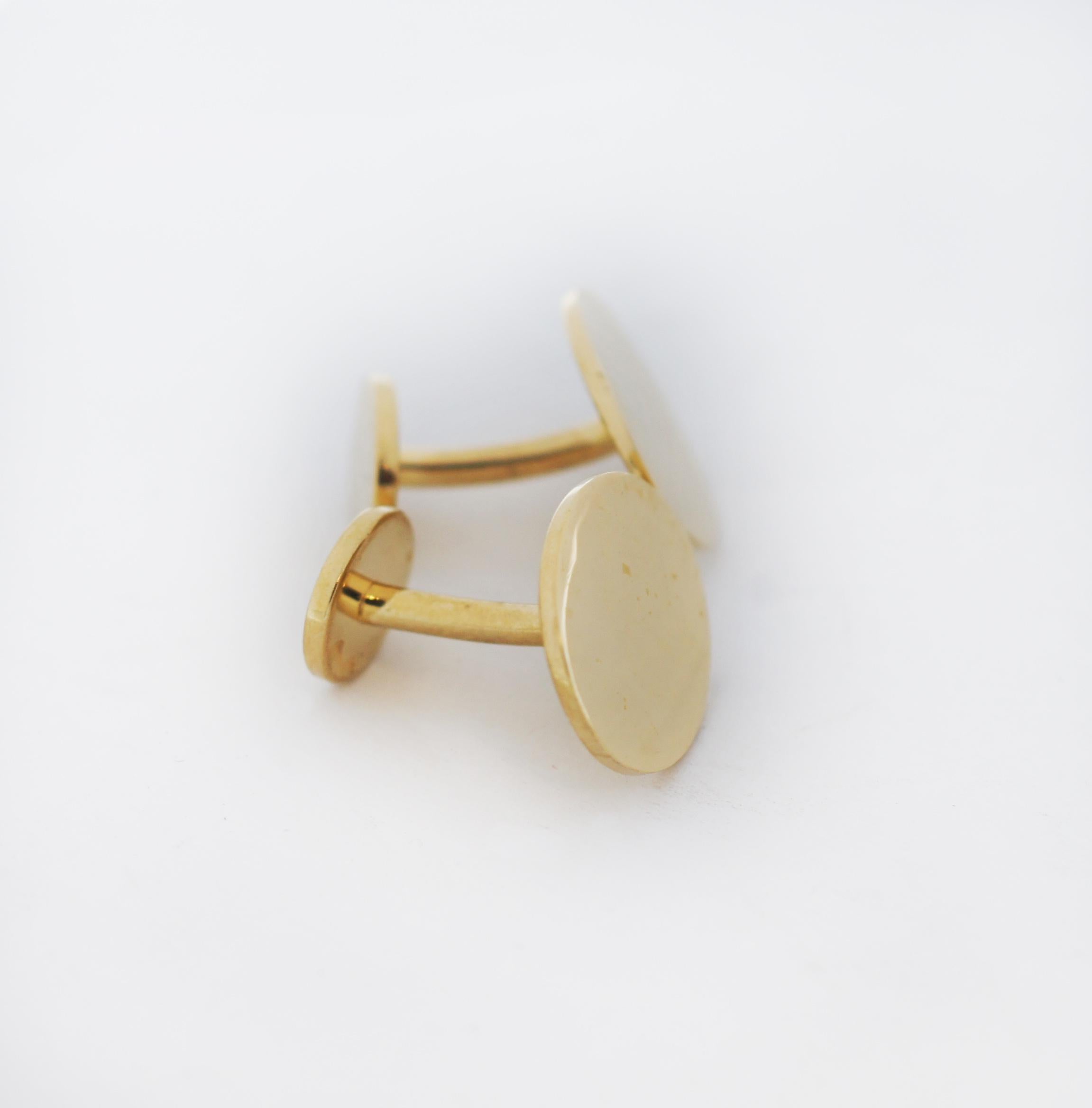 Lovely find with this Vintage 
Tiffany & Co. Simple and elegant cuff links. 
Made in 2002. This cufflinks are in an smooth oval design
Details:
Metal: 18K Yellow Gold
Hallmarked: (c)2002Tiffany & Co 750
Approx. Measurements: .75