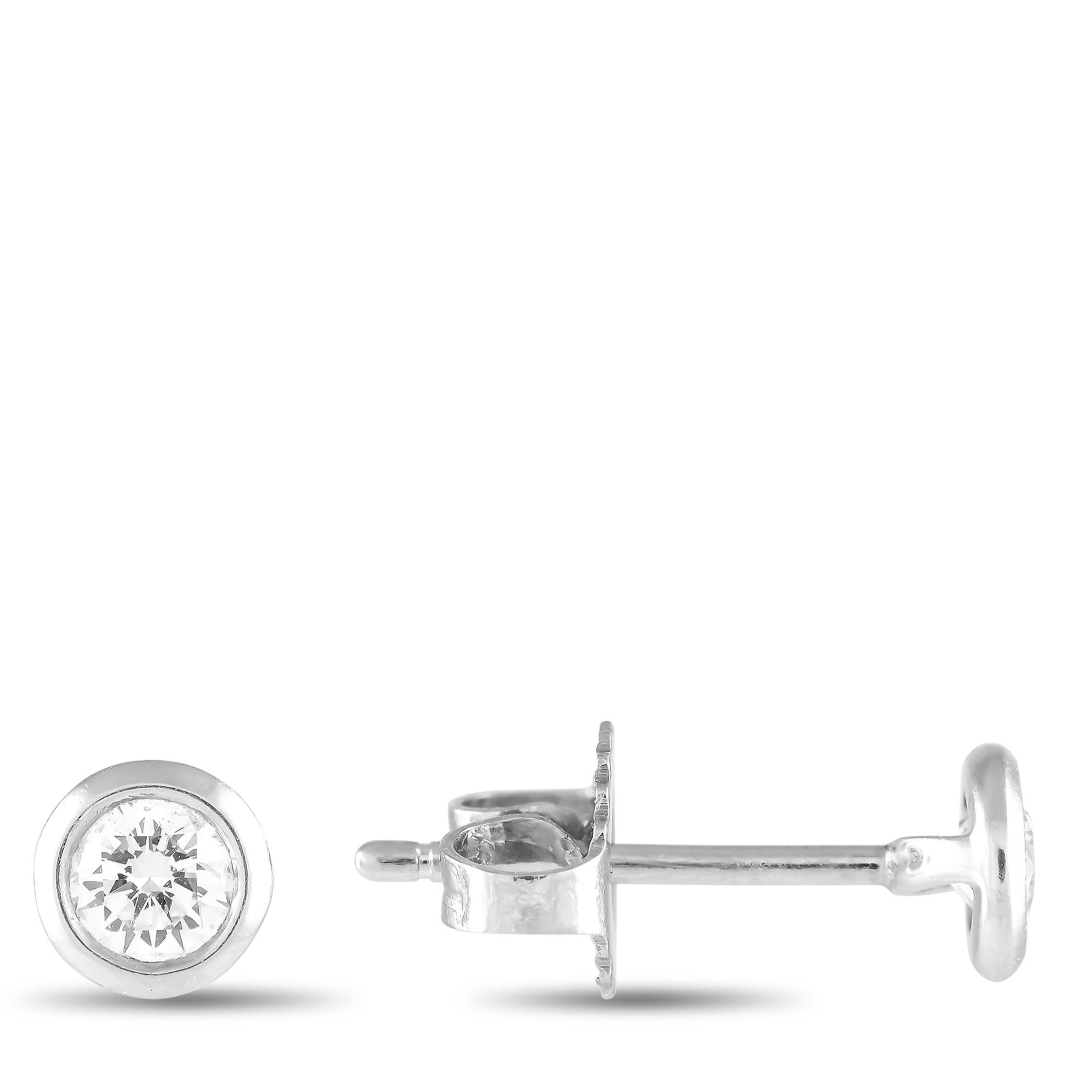 Añade un toque de brillo a cualquier conjunto con estos pendientes atemporales de Tiffany & Co. Fabricadas en platino, cada una mide 0,25 cm de diámetro y lleva un singular diamante de talla redonda en un elegante engaste de bisel. Juntas, poseen un
