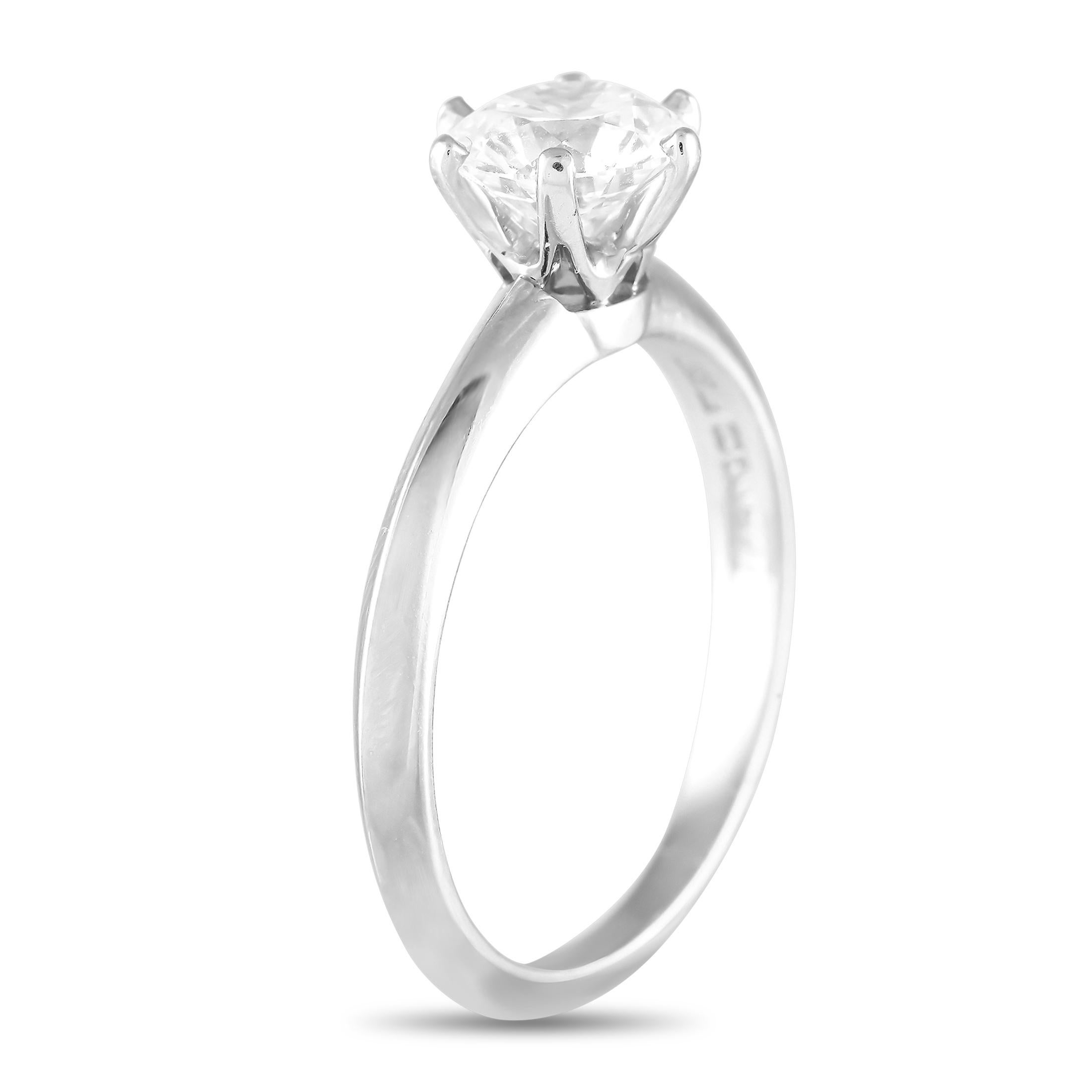 Este exquisito anillo solitario de Tiffany & Co. es una pieza que nunca pasará de moda. Una sencilla banda de Platino de 2 mm de ancho realza la piedra central de esta pieza, un Diamante talla redonda de 1,10 quilates, de color I y claridad VS2. La
