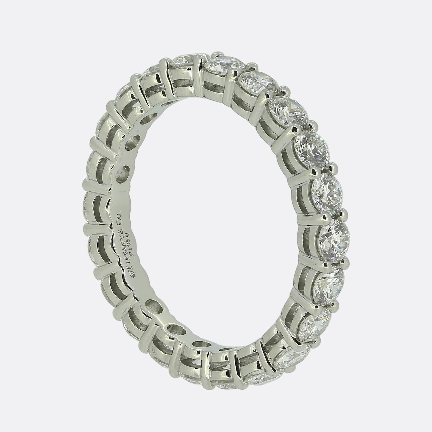 Hier haben wir einen Platin-Diamantring für die Ewigkeit vom Luxusschmuckdesigner Tiffany & Co. Dieser Ring ist Teil der Embrace Collection und präsentiert 22 perfekt aufeinander abgestimmte runde Diamanten im Brillantschliff, von denen jeder