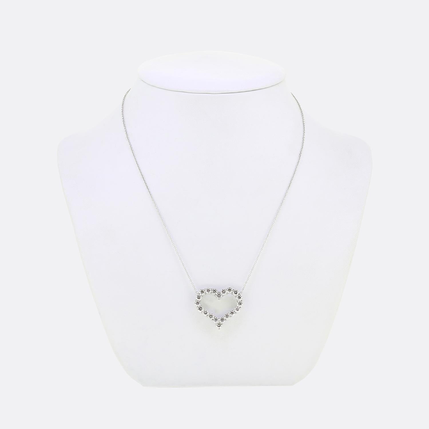 Nous avons ici un magnifique collier du célèbre créateur de bijoux de luxe Tiffany and Co. Le pendentif présenté est formé de 20 diamants ronds de taille brillante qui suivent collectivement la forme d'un cœur d'amour et qui sont suspendus à une