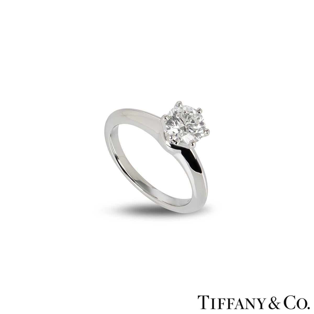 Une superbe bague en diamant Tiffany & Co en platine de la collection Tiffany Setting. La bague comprend un diamant rond de taille brillant d'un poids de 1,00ct, de couleur H et de pureté VVS1, serti dans l'emblématique monture à 6 griffes. Le