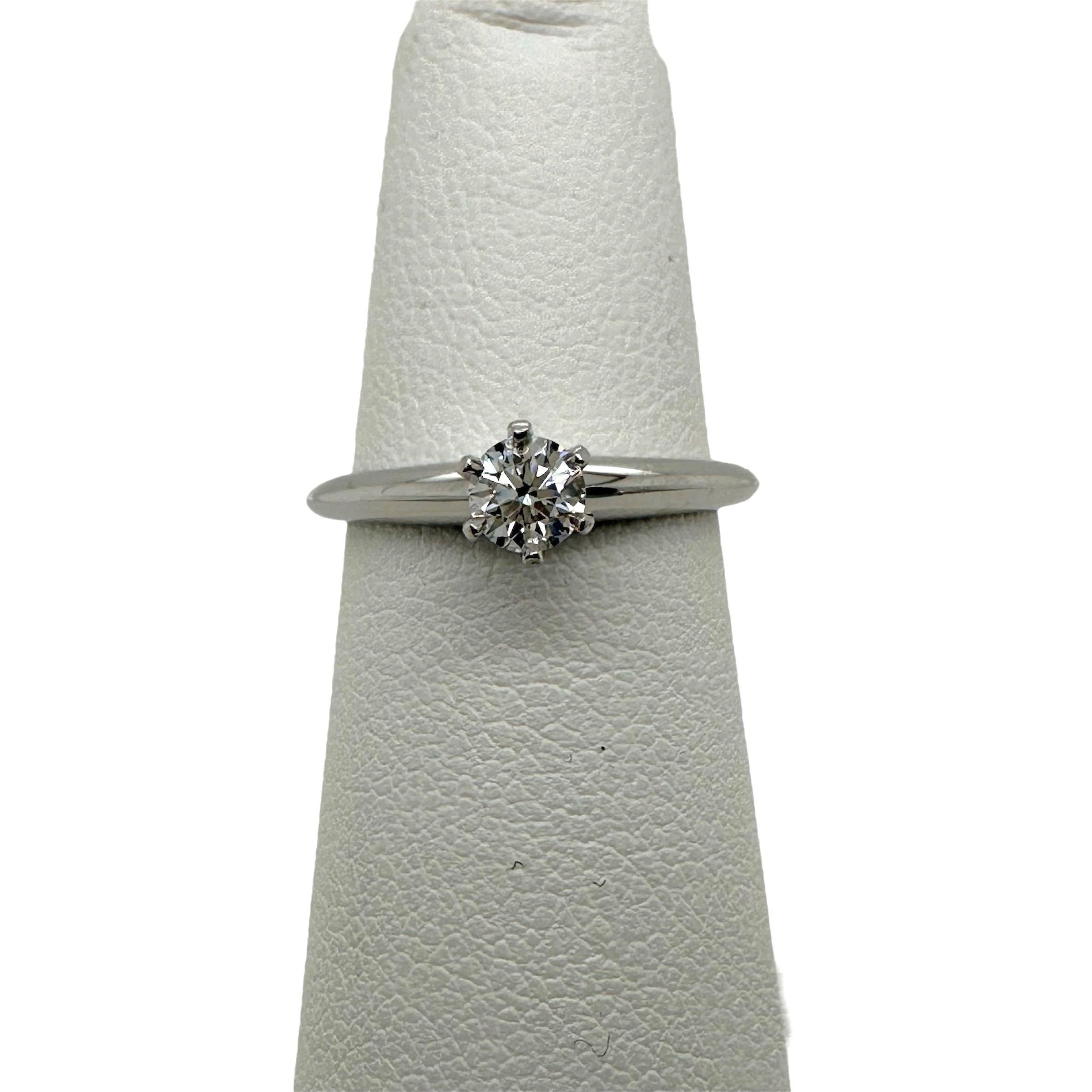 Tiffany & Co. Bague de fiançailles en argent sertie de diamants ronds 0,19 carat F VS2 en vente 5