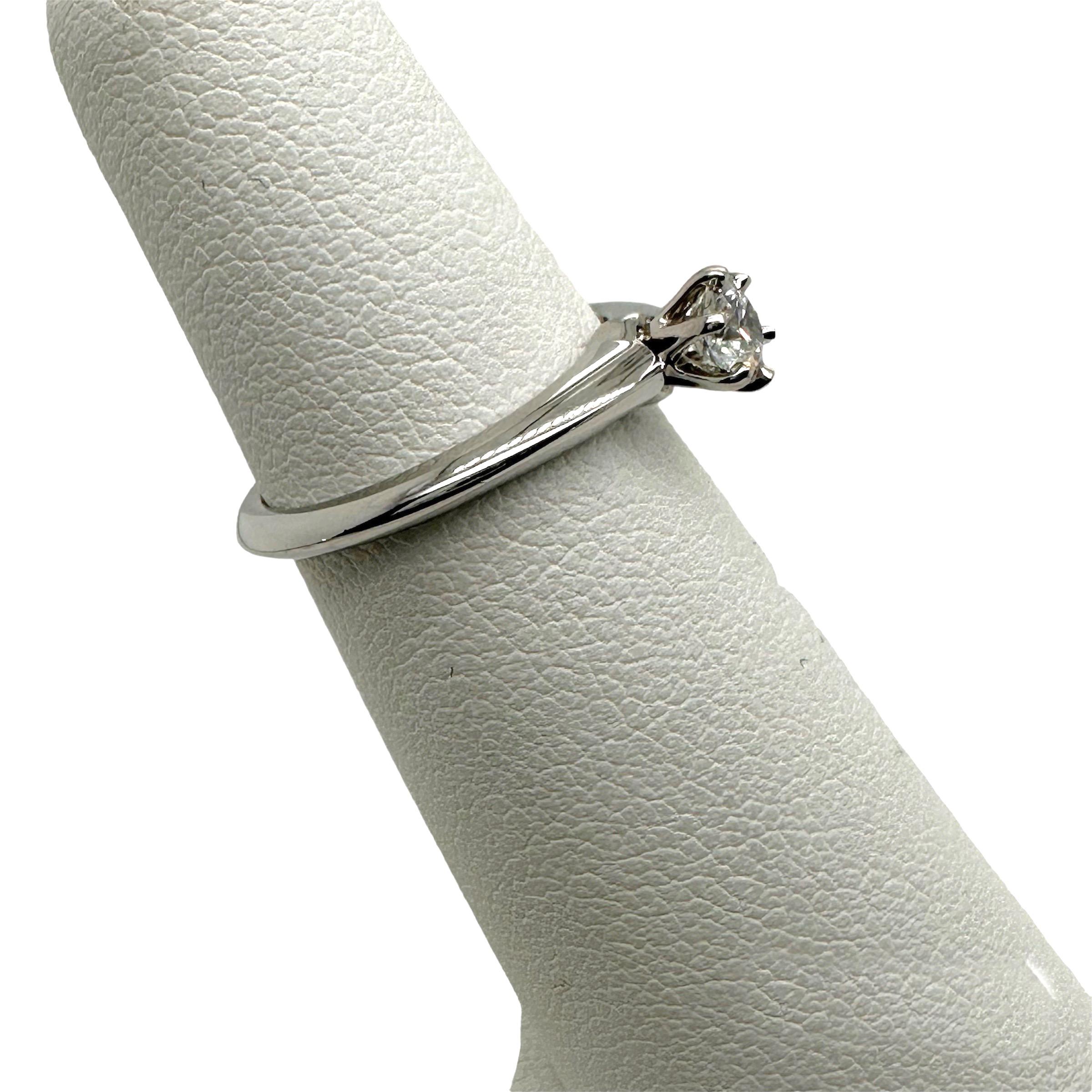 Tiffany & Co. Bague de fiançailles en argent sertie de diamants ronds 0,19 carat F VS2 en vente 6