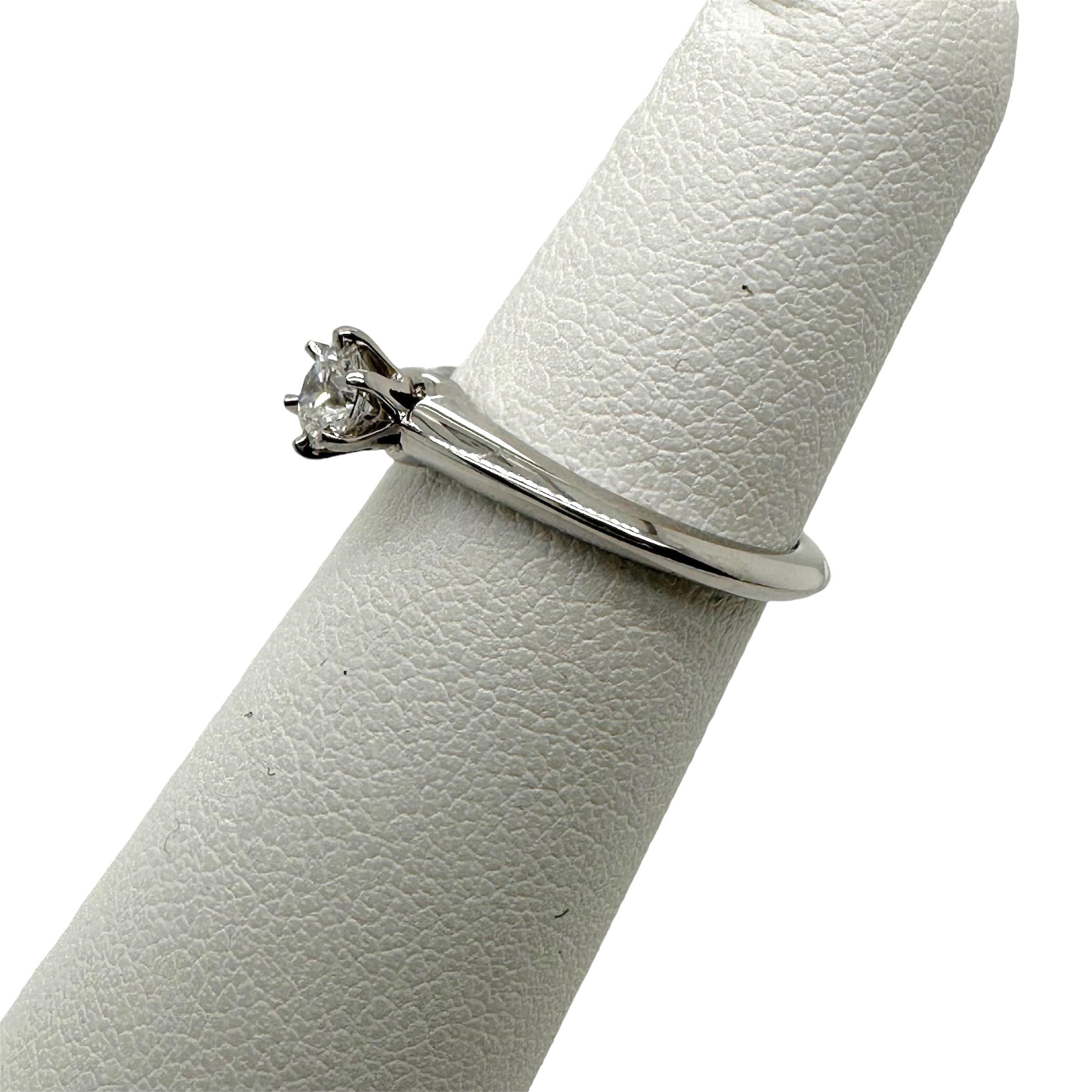Tiffany & Co. Bague de fiançailles en argent sertie de diamants ronds 0,19 carat F VS2 en vente 7