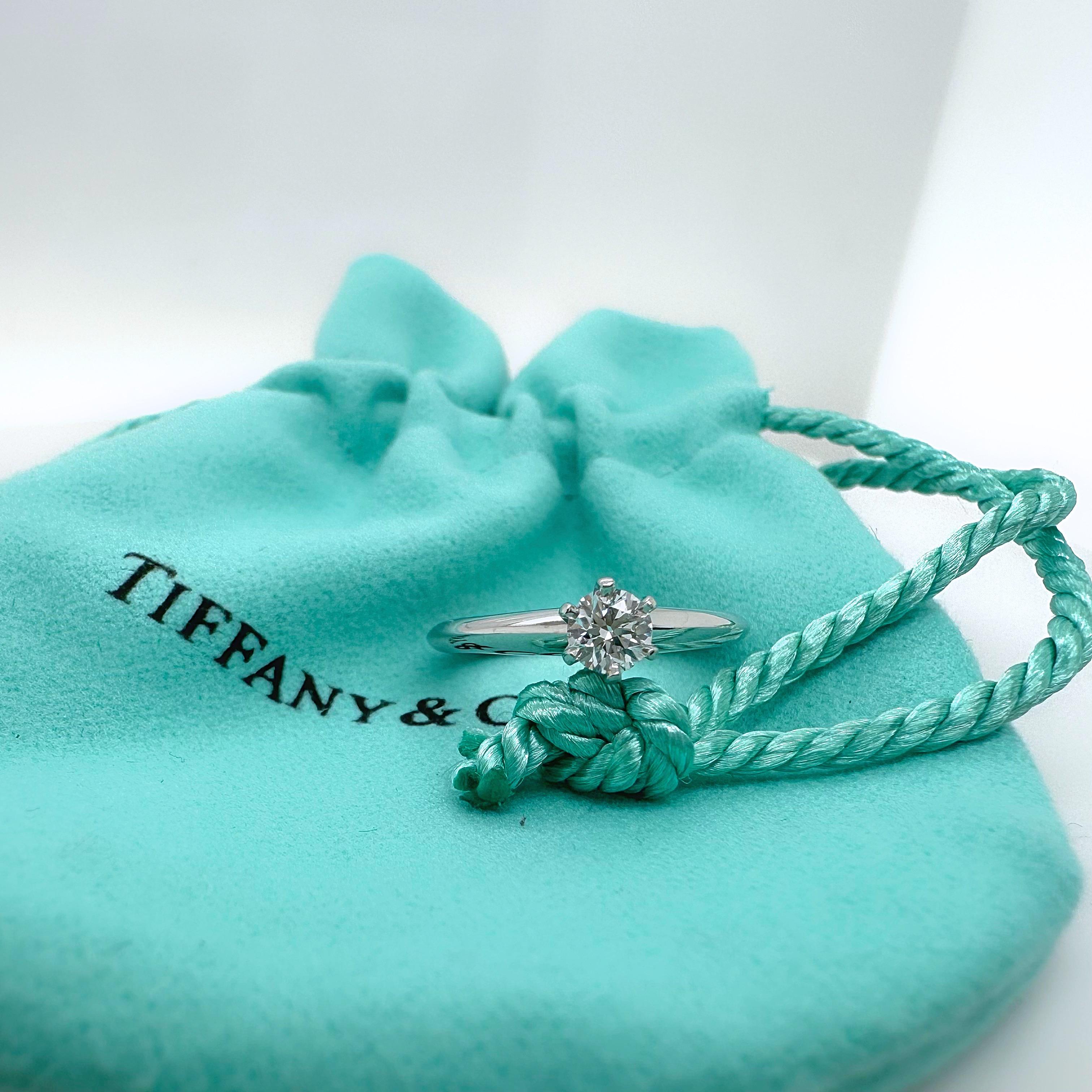 Taille ronde Tiffany & Co. Bague de fiançailles en argent sertie de diamants ronds 0,19 carat F VS2 en vente