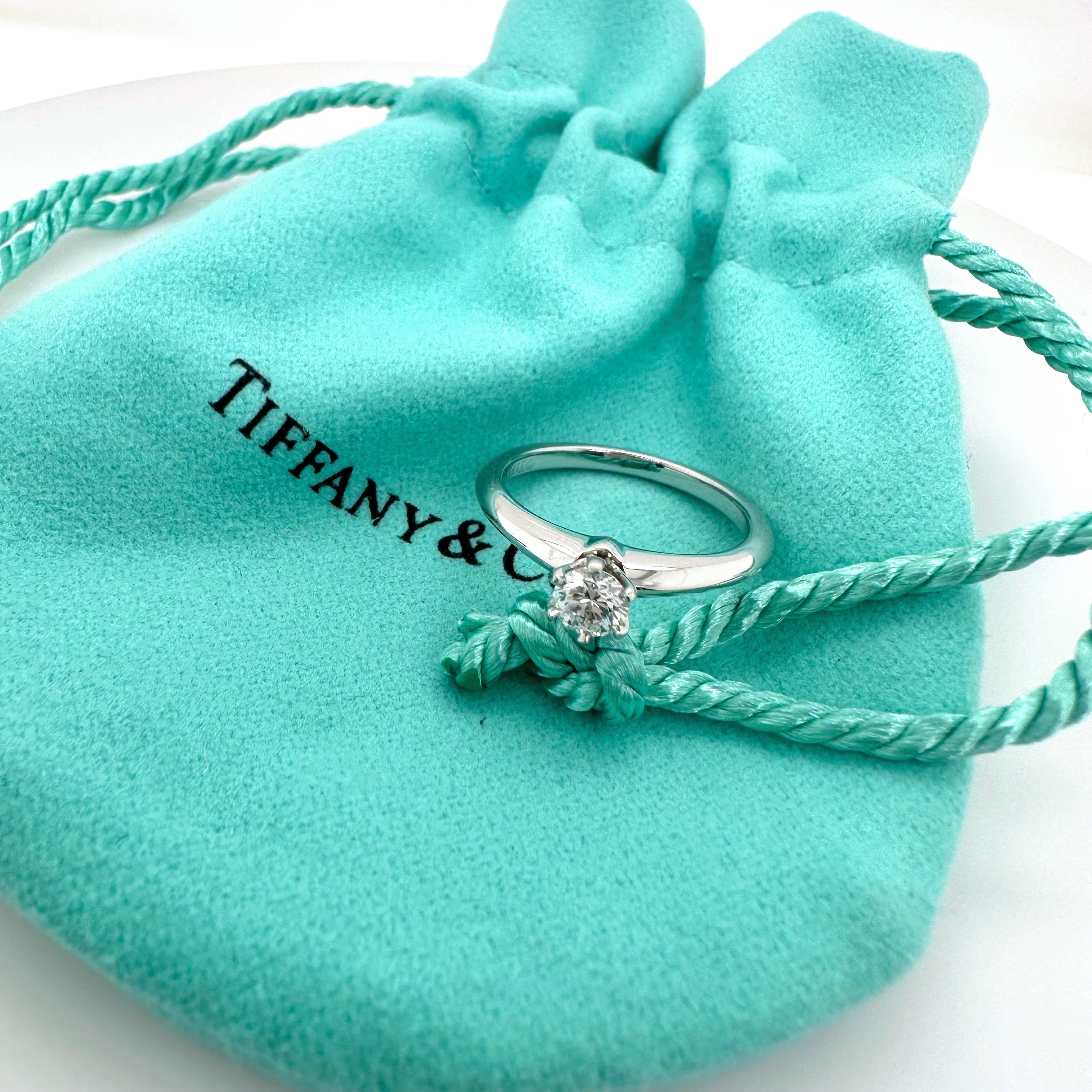 Tiffany & Co. Bague de fiançailles en argent sertie de diamants ronds 0,19 carat F VS2 Excellent état - En vente à San Diego, CA