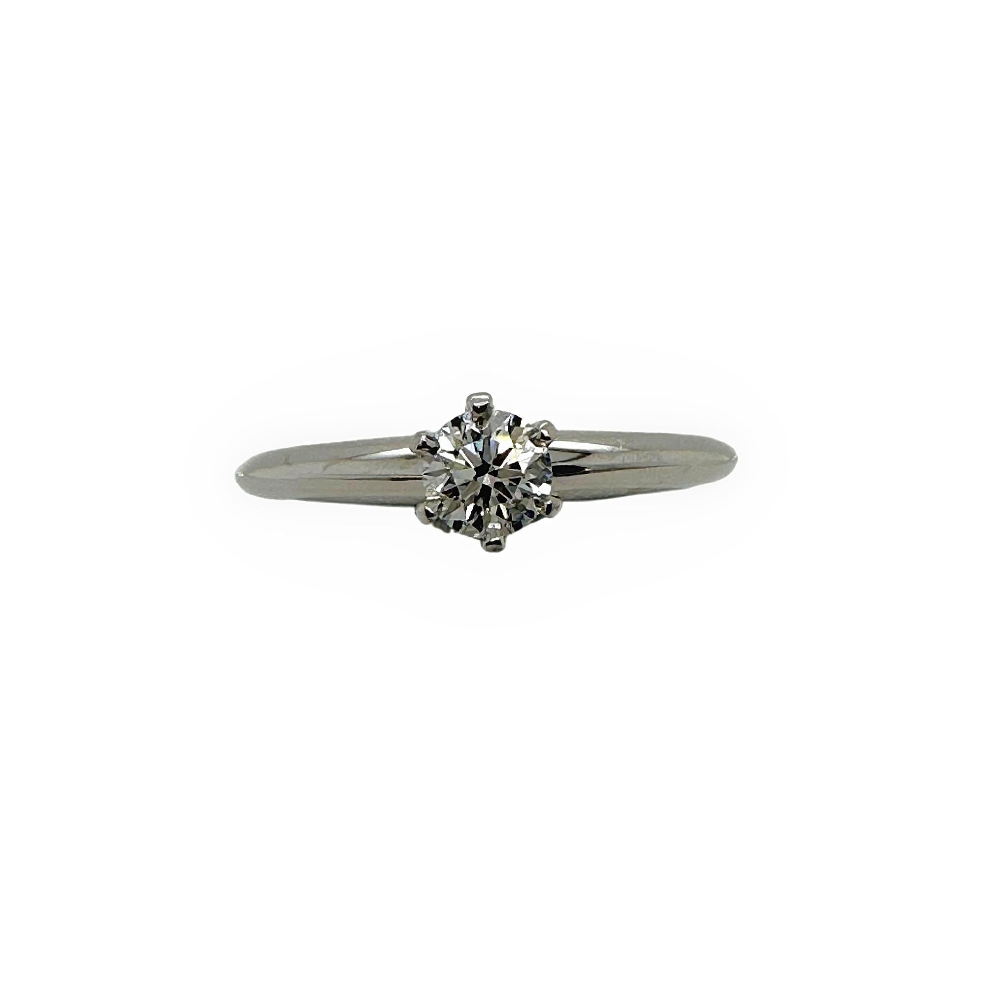 Tiffany & Co. Bague de fiançailles sertie d'un diamant rond de 0,21 carat E VS1 Pour femmes en vente