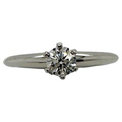 Tiffany & Co. Bague de fiançailles sertie d'un diamant rond de 0,21 carat E VS1