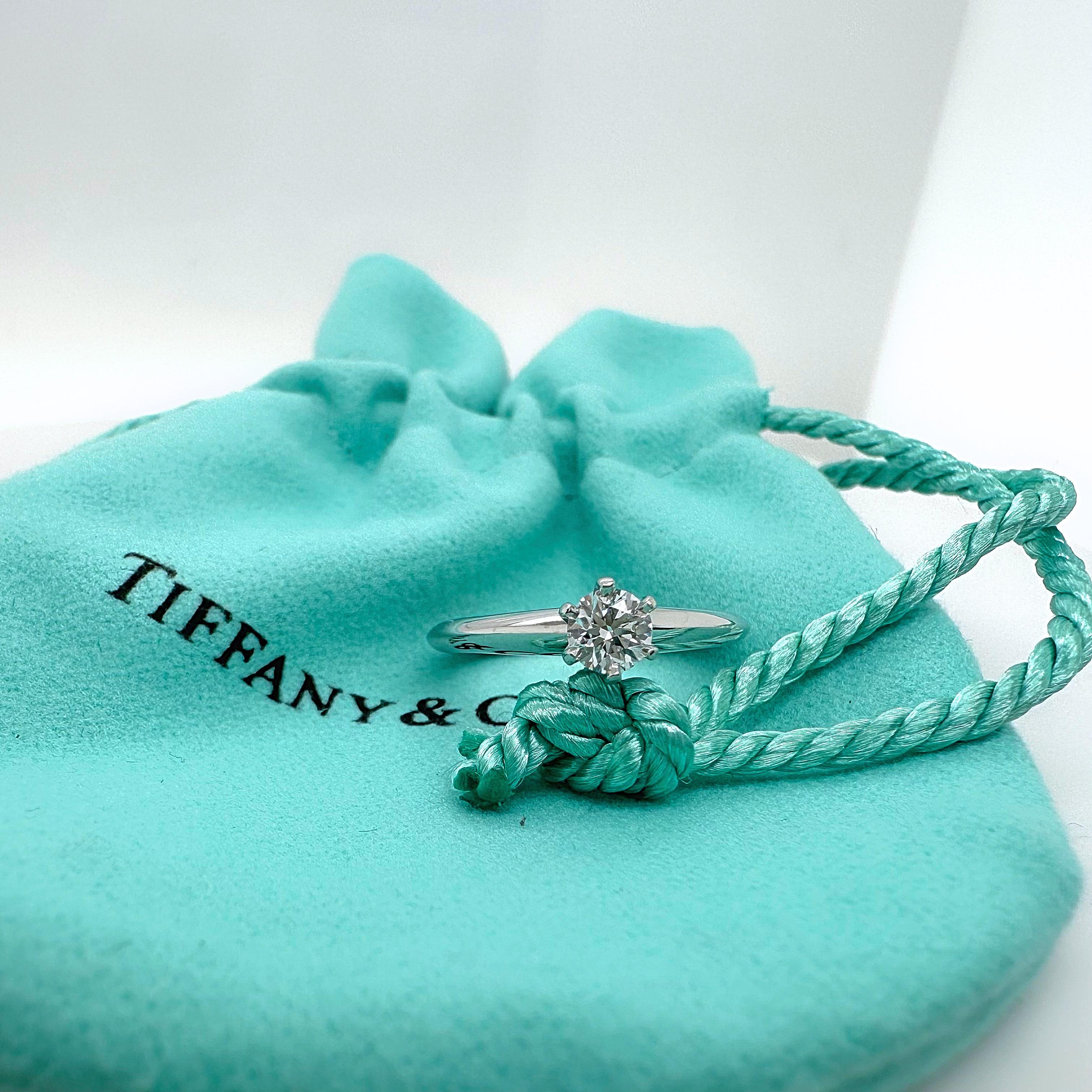 Taille ronde Tiffany & Co. Bague de fiançailles sertie d'un diamant rond de 0,25 carat E VS1 en vente