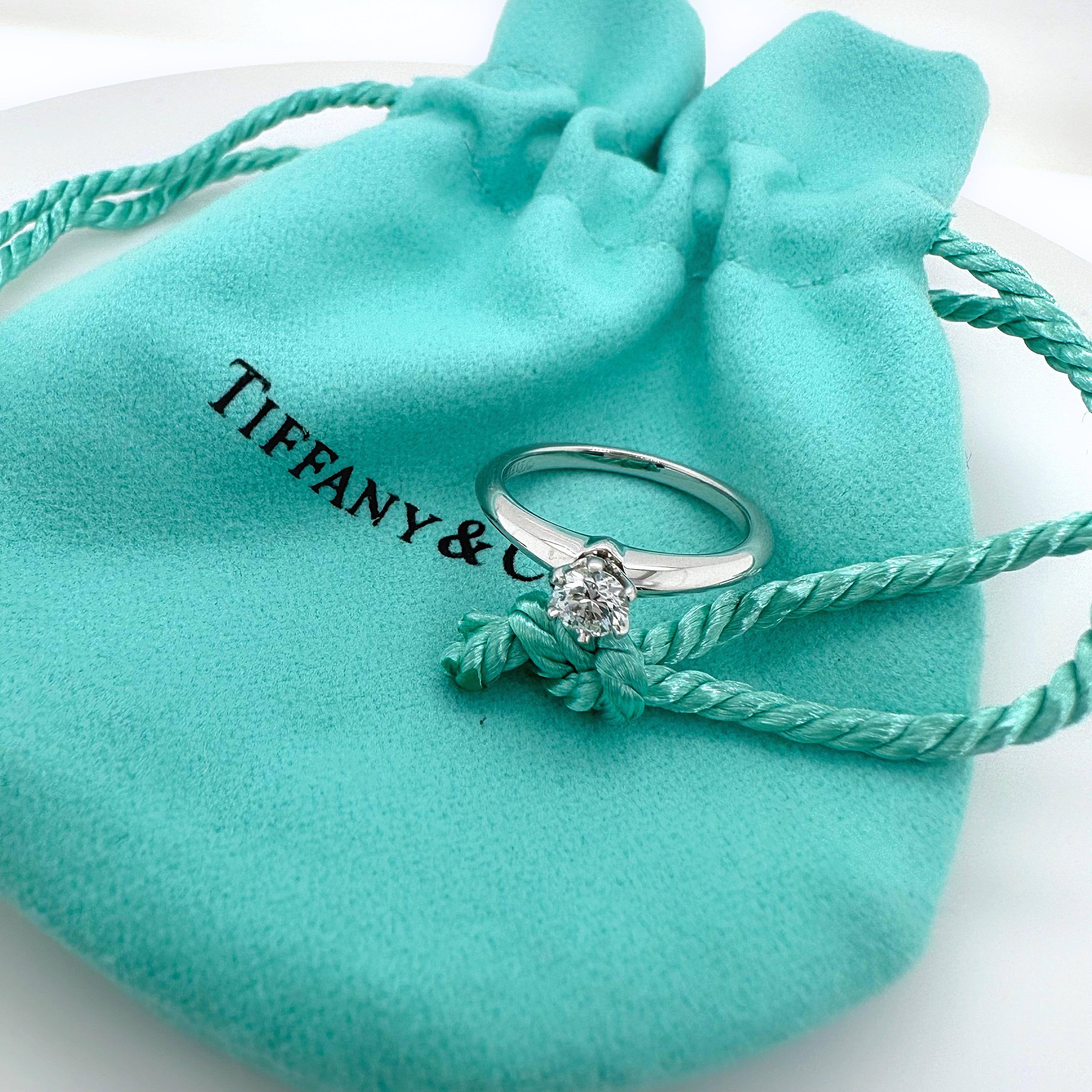 Tiffany & Co. Bague de fiançailles sertie d'un diamant rond de 0,25 carat E VS1 Pour femmes en vente