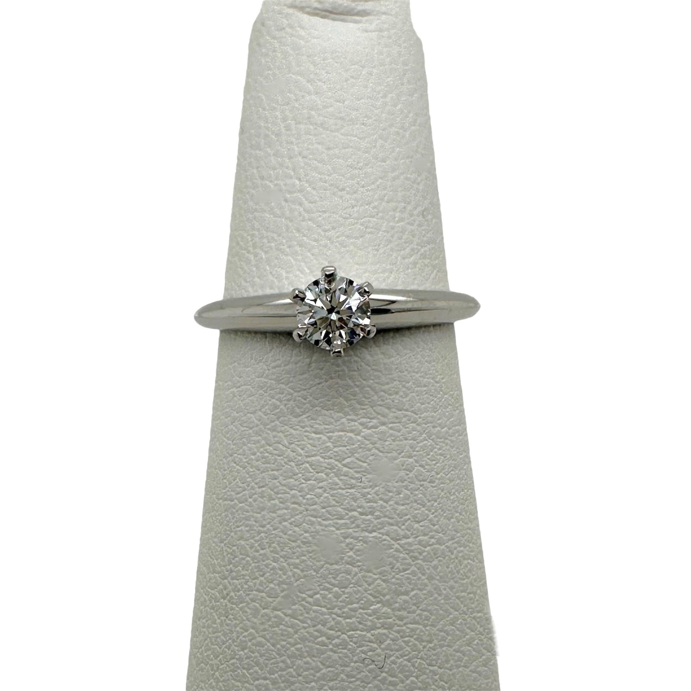 Tiffany & Co. Bague de fiançailles sertie d'un diamant rond de 0,25 carat E VS1 en vente 1