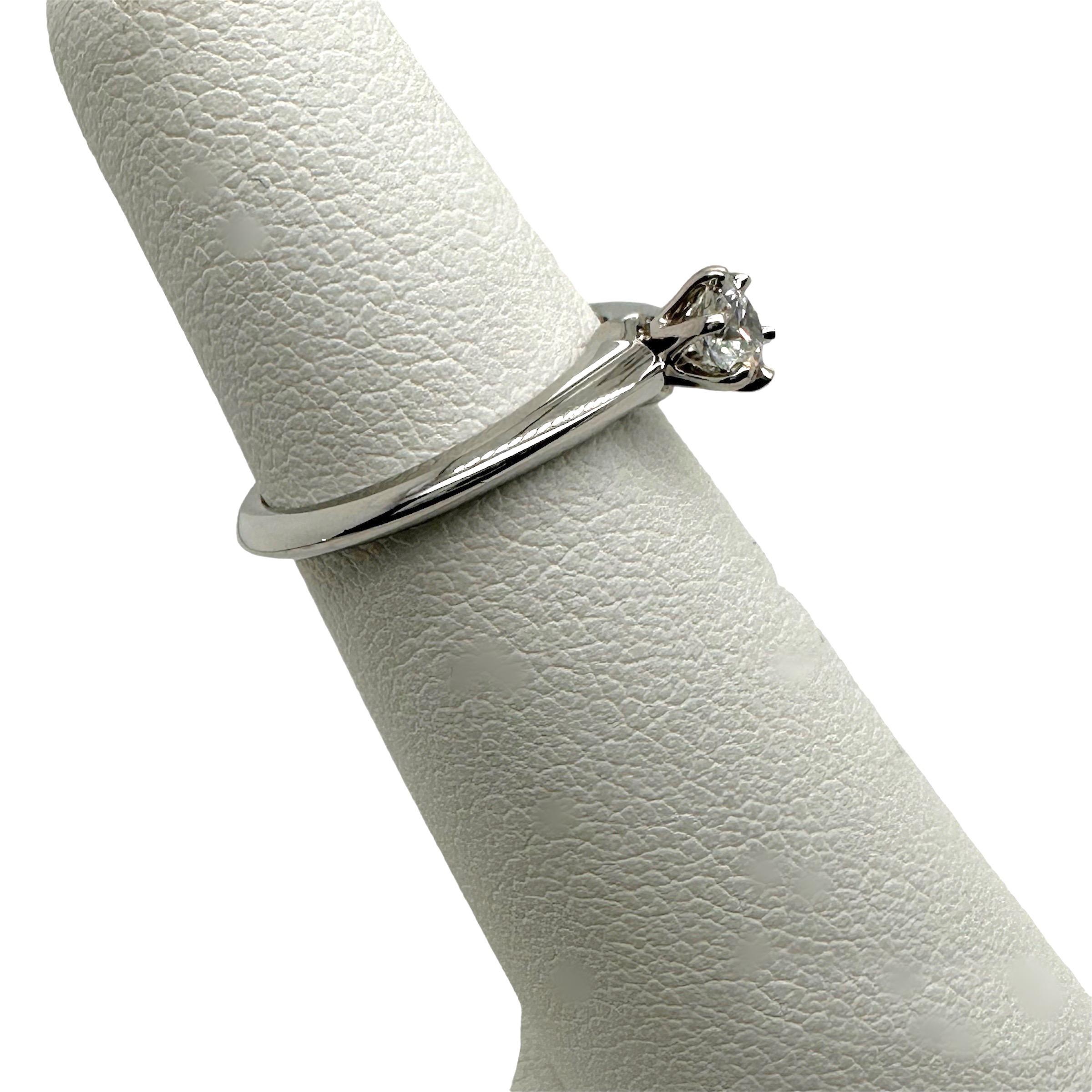 Tiffany & Co. Bague de fiançailles sertie d'un diamant rond de 0,25 carat E VS1 en vente 2