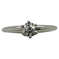 Tiffany & Co. Bague de fiançailles sertie d'un diamant rond de 0,25 carat E VS1