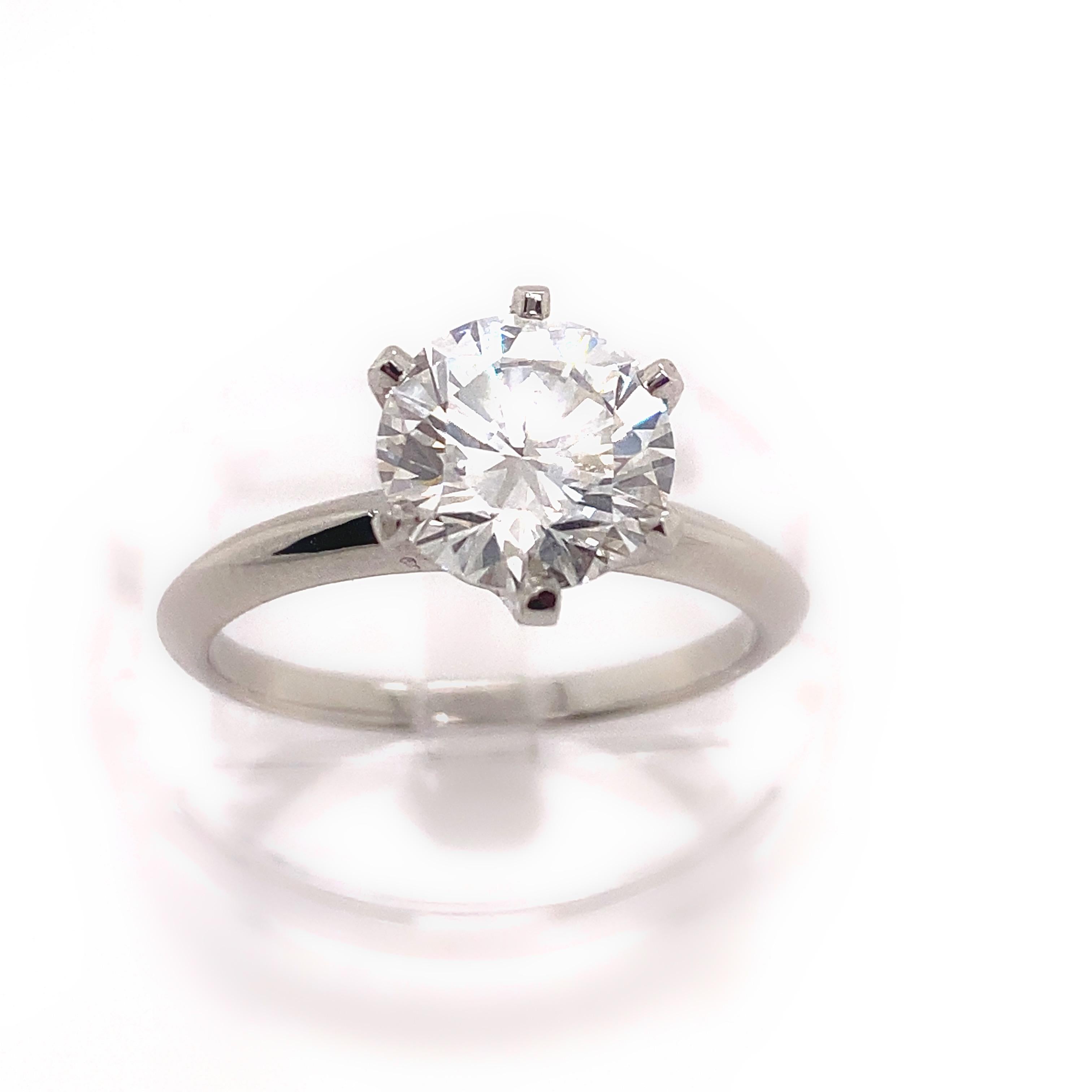 Taille ronde Tiffany & Co Bague de fiançailles sertie de diamants ronds de 2,08 carats F VVS2 en vente