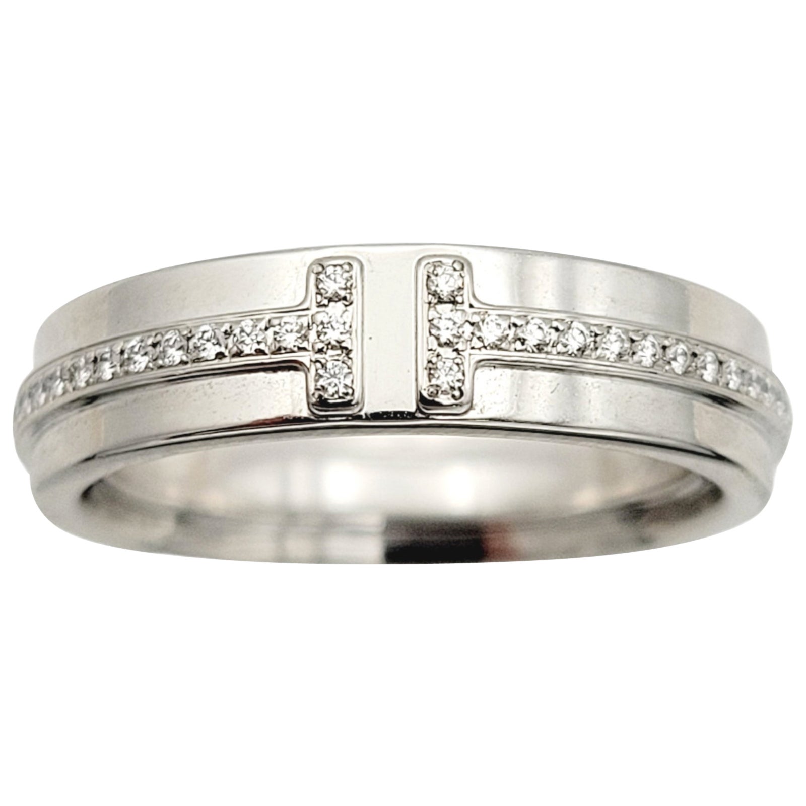 Tiffany & Co. Anello con diamante stretto Tiffany Collezione T in oro bianco 18 carati