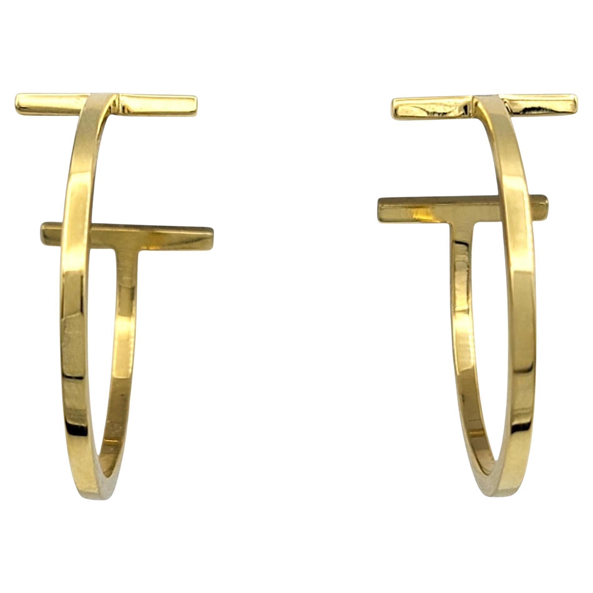 Tiffany & Co. Orecchini a cerchio a T Tiffany in oro giallo 18 carati