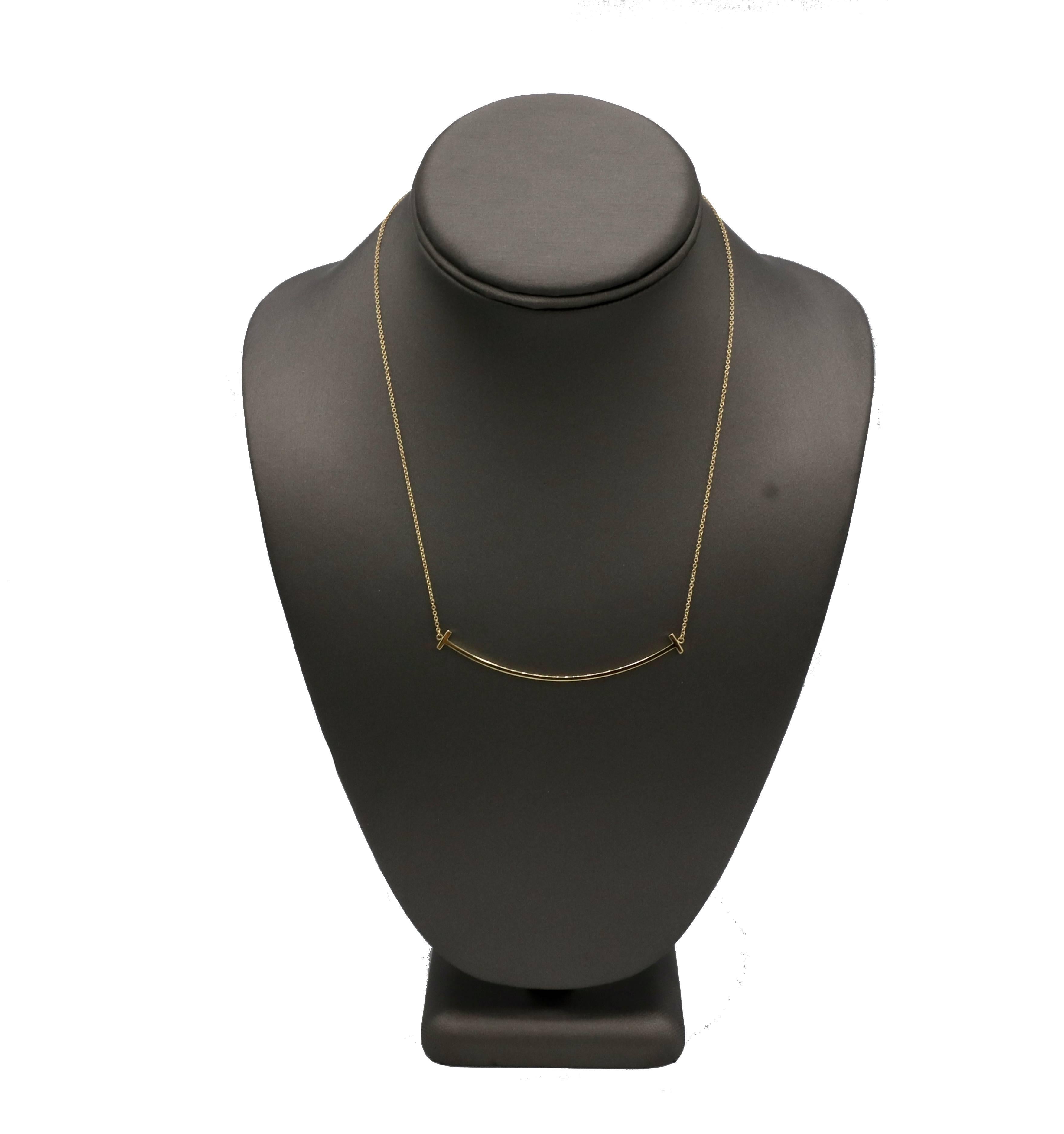 Tiffany & Co. Collier à pendentif sourire en or jaune 18 carats de Tiffany T. Large Pour femmes en vente