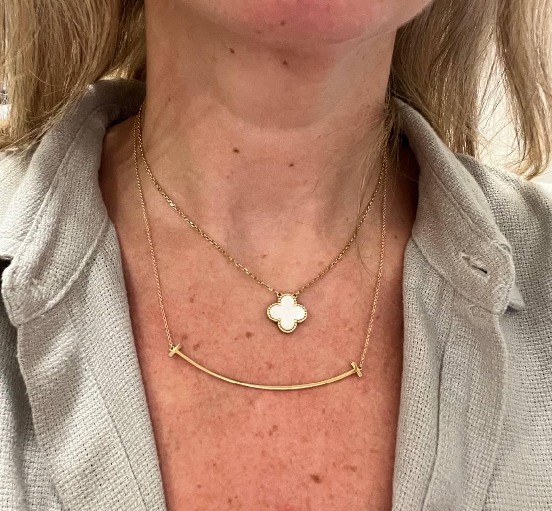 Tiffany & Co. Collier à pendentif sourire en or jaune 18 carats de Tiffany T. Large en vente 1