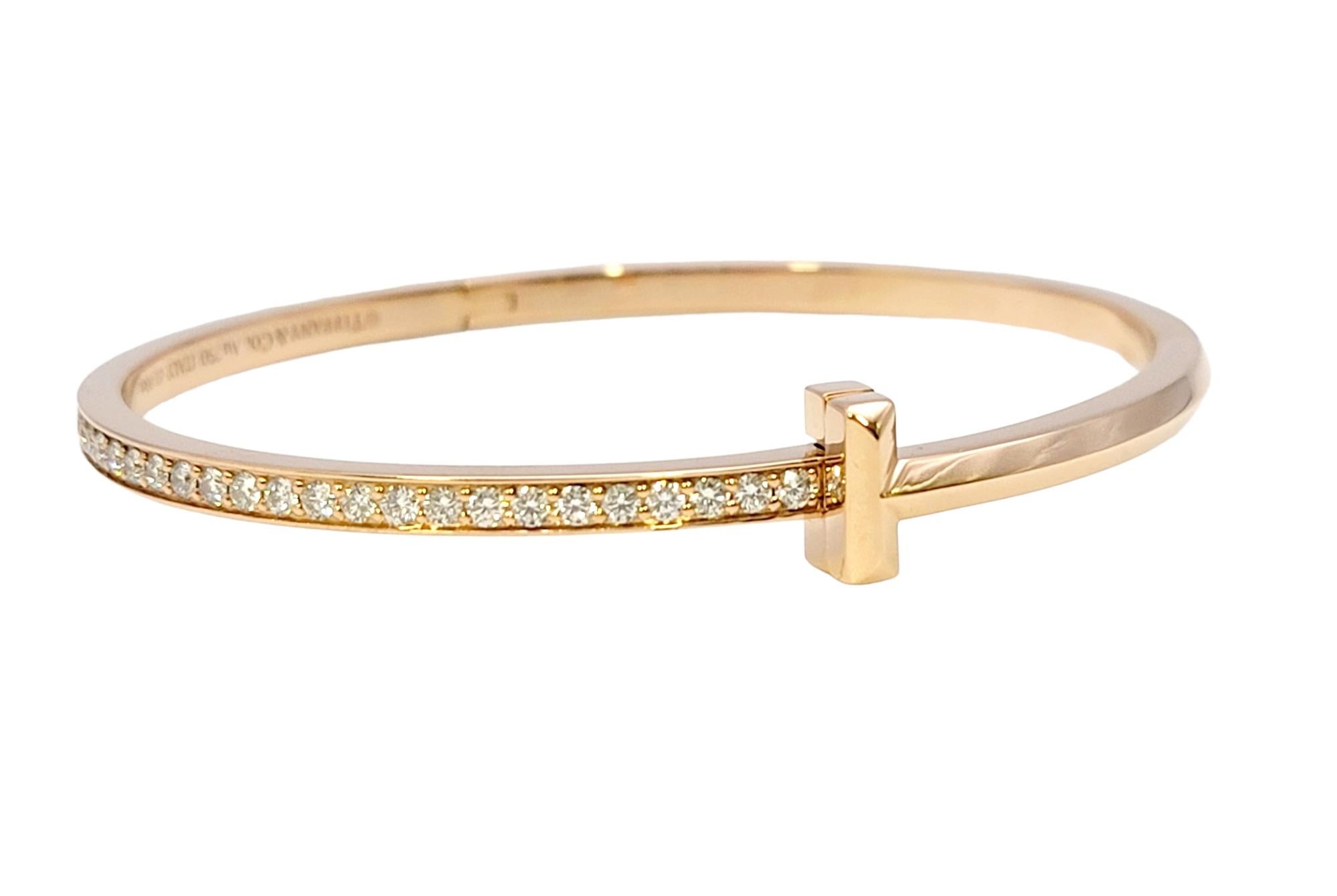 Taille ronde Tiffany & Co. Tiffany T Bracelet jonc étroit en or rose avec fil à charnière et diamants T1 en vente