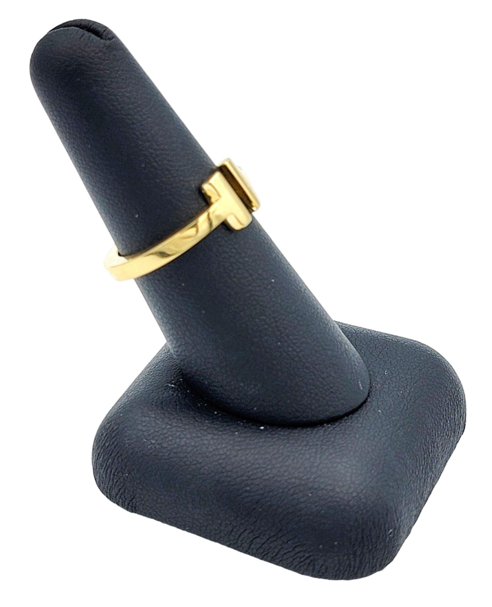 Tiffany & Co. Anello Tiffany T Square a fascia lucida in oro giallo 18 carati in vendita 4