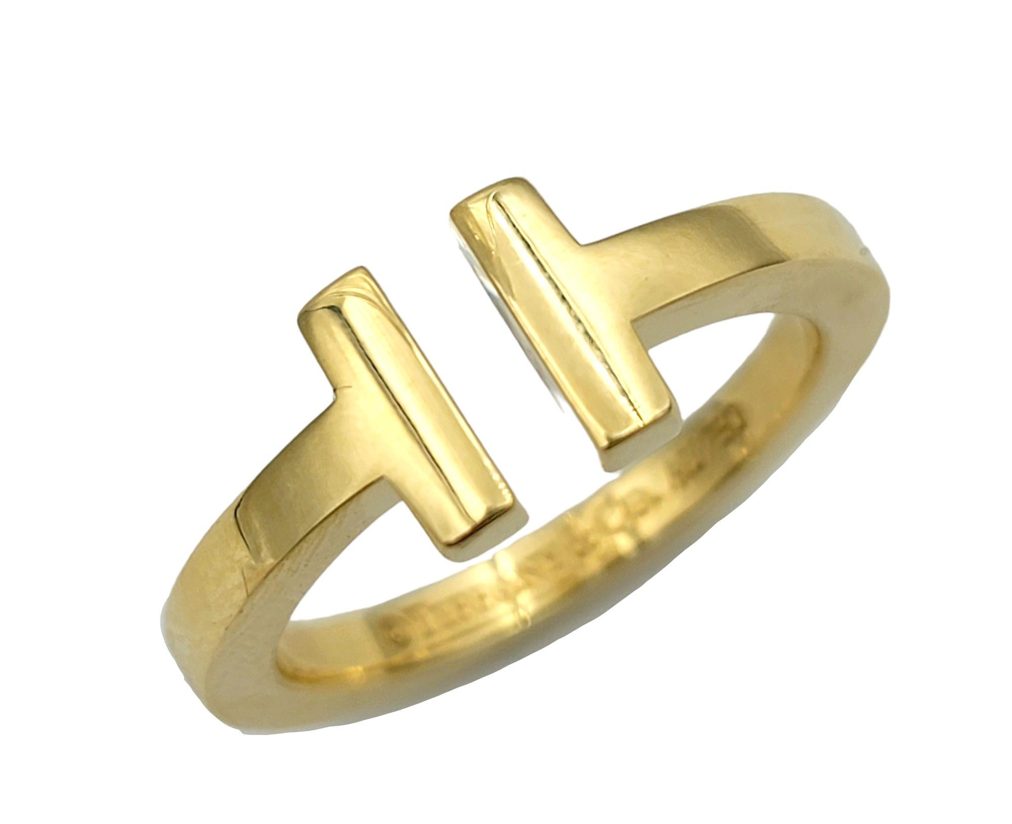 Misura dell'anello: 7.25

Realizzato dalla rinomata Tiffany & Co., questo squisito anello a fascia Tiffany T è un simbolo senza tempo di eleganza e raffinatezza. Realizzato meticolosamente in oro giallo 18 carati, vanta un design elegante e