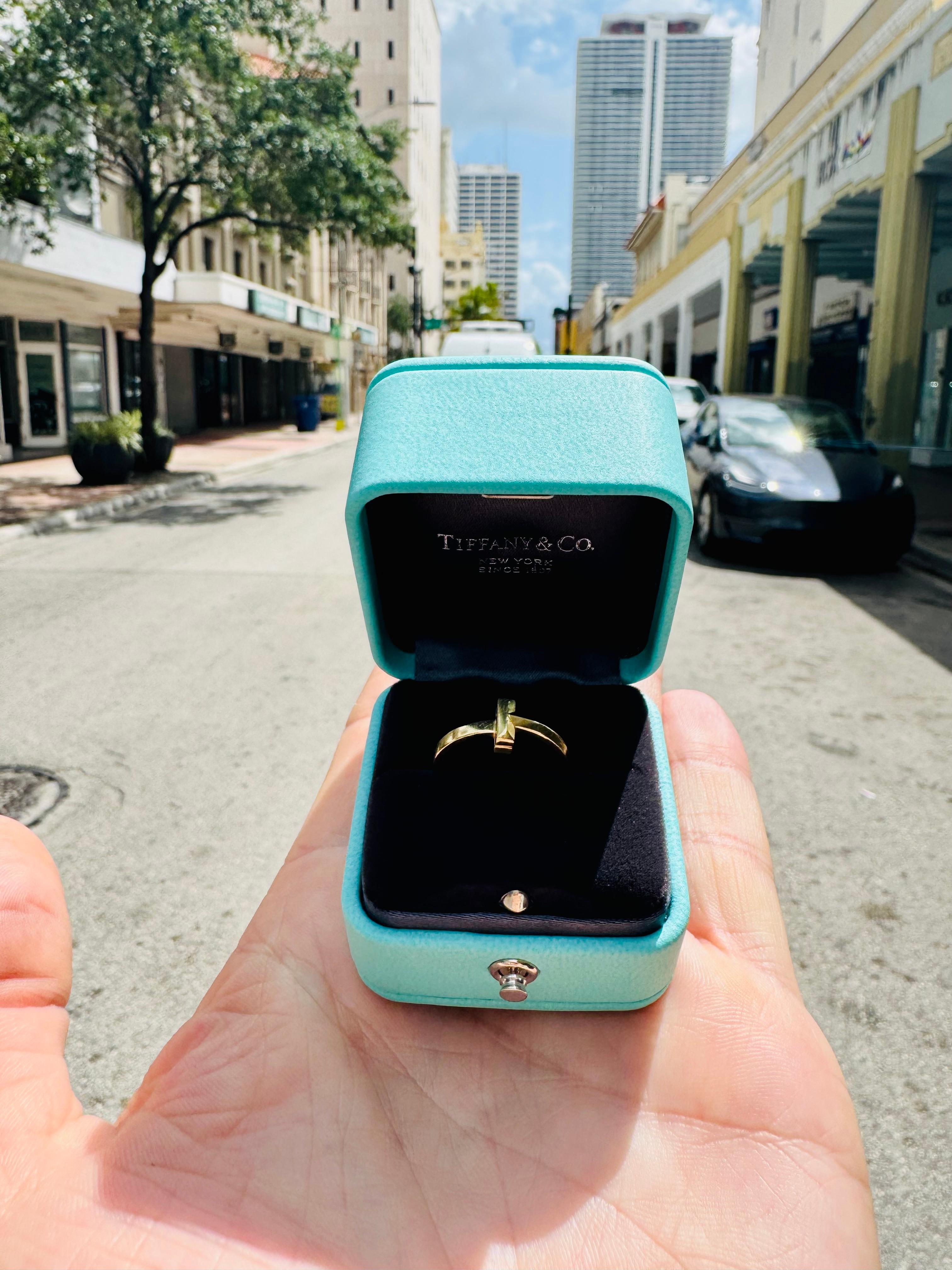 Tiffany & Co. Tiffany T T1 Ring in Yellow Gold Size 5 In Excellent Condition For Sale In MIAMI, FL