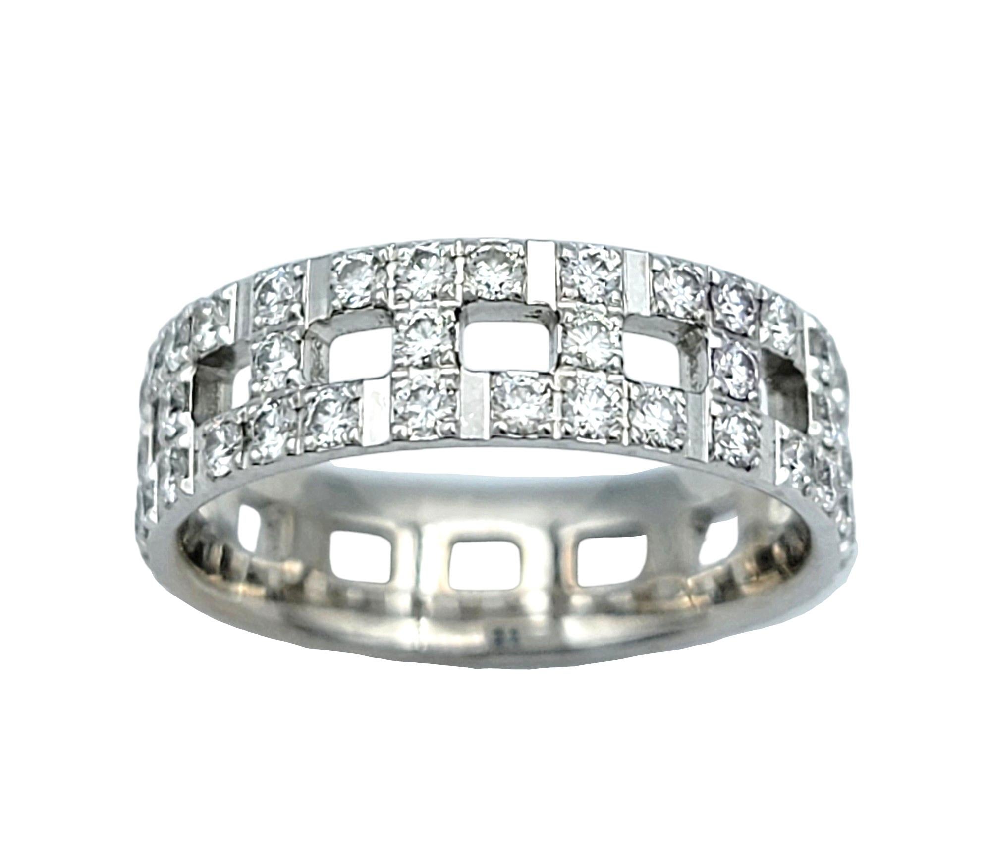 Ringgröße: 5.75

Dieser schillernde Tiffany T Trueing Diamantring ist ein echter Hingucker am Finger.  Tiffany & Co. wurde 1837 in New York City gegründet und ist eines der traditionsreichsten Luxusdesignhäuser der Welt, das weltweit für sein