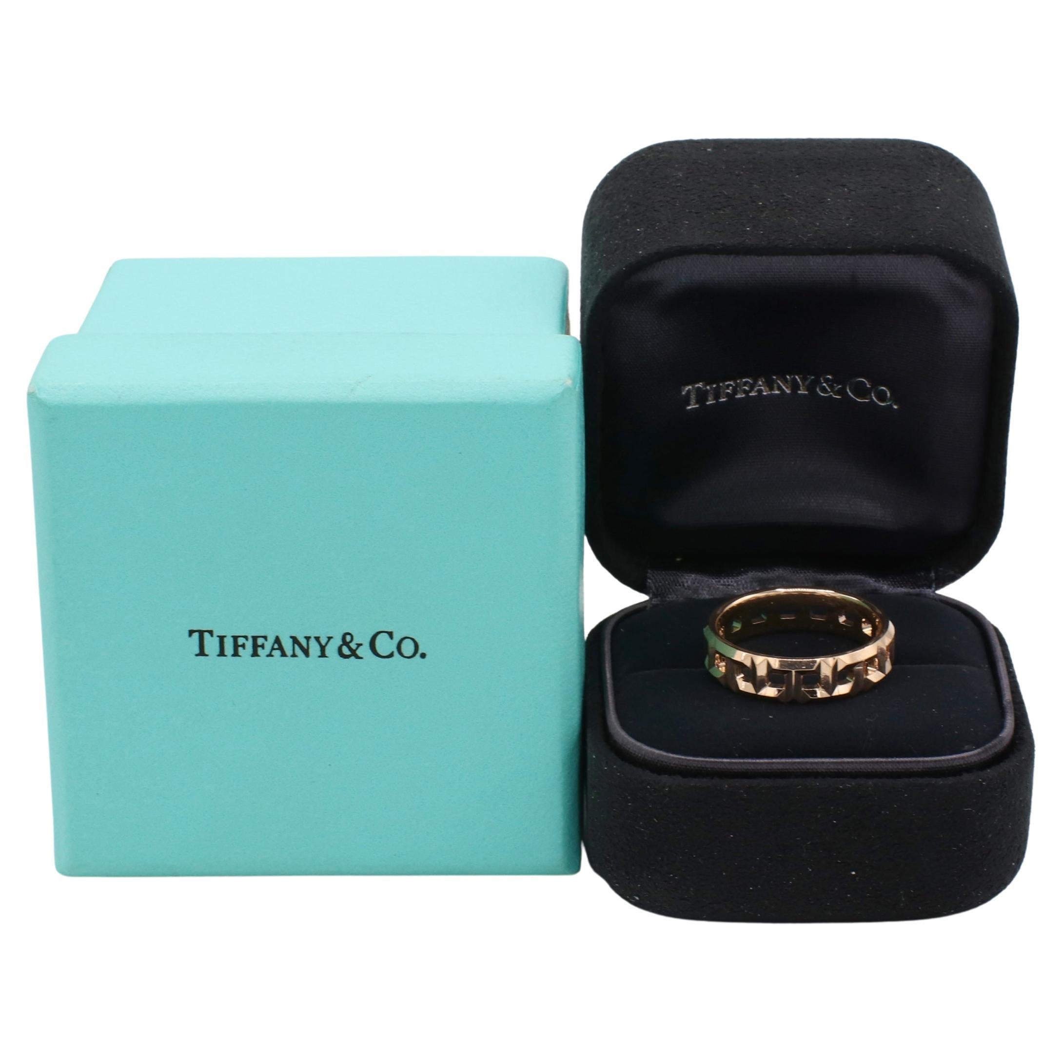 Tiffany & Co. Tiffany T. True Wide Band Ring 18K Rose Gold 5.5MM
Metal: 18k rose gold
Weight: 5.73 grams
Width 5.5mm
Retail: $2,250 USD
Size: 8 (US)
Signed: ©Tiffany & Co. Au750 ITALY
