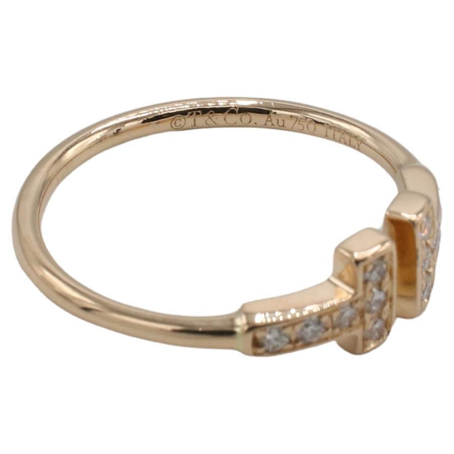Tiffany & Co. Tiffany T. Wire 18 Karat Rose Gold Natürlicher Diamantring
Metall: 18k Roségold
Gewicht: 2.17 Gramm
Diamanten: 0,13 CTW F-G VVS runde natürliche Diamanten
Größe: 6 (US)
Einzelhandel: $2,925 USD
Unterzeichnet: ©T&Co. Au750 ITALIEN
TDD