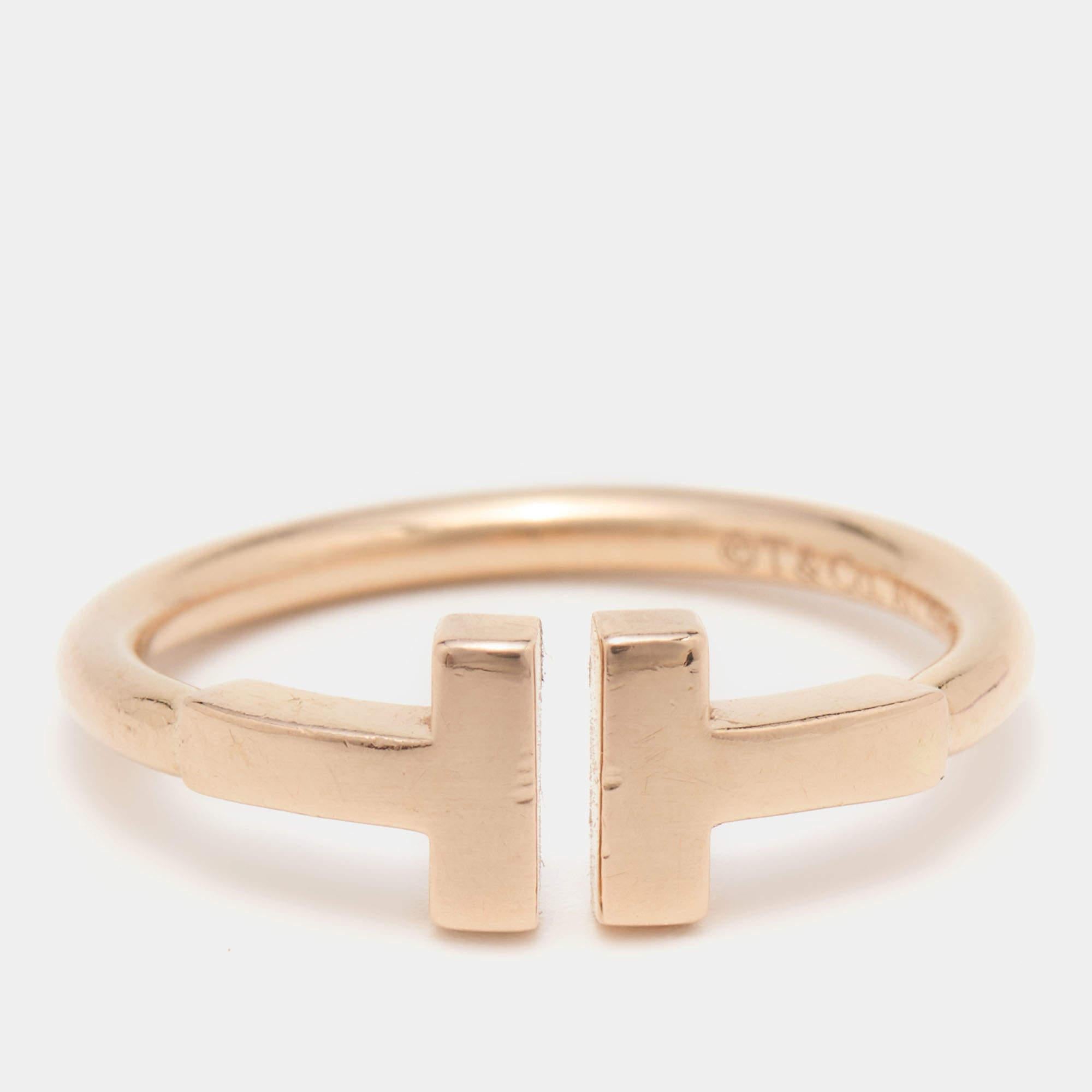 Luxury and fine skill take the front stage with this beautiful ring from Tiffany & Co. Carved using 18k rose-gold metal, this intricate T-Wire creation embodies a desirable visual display. This sleek accessory makes the perfect addition to your