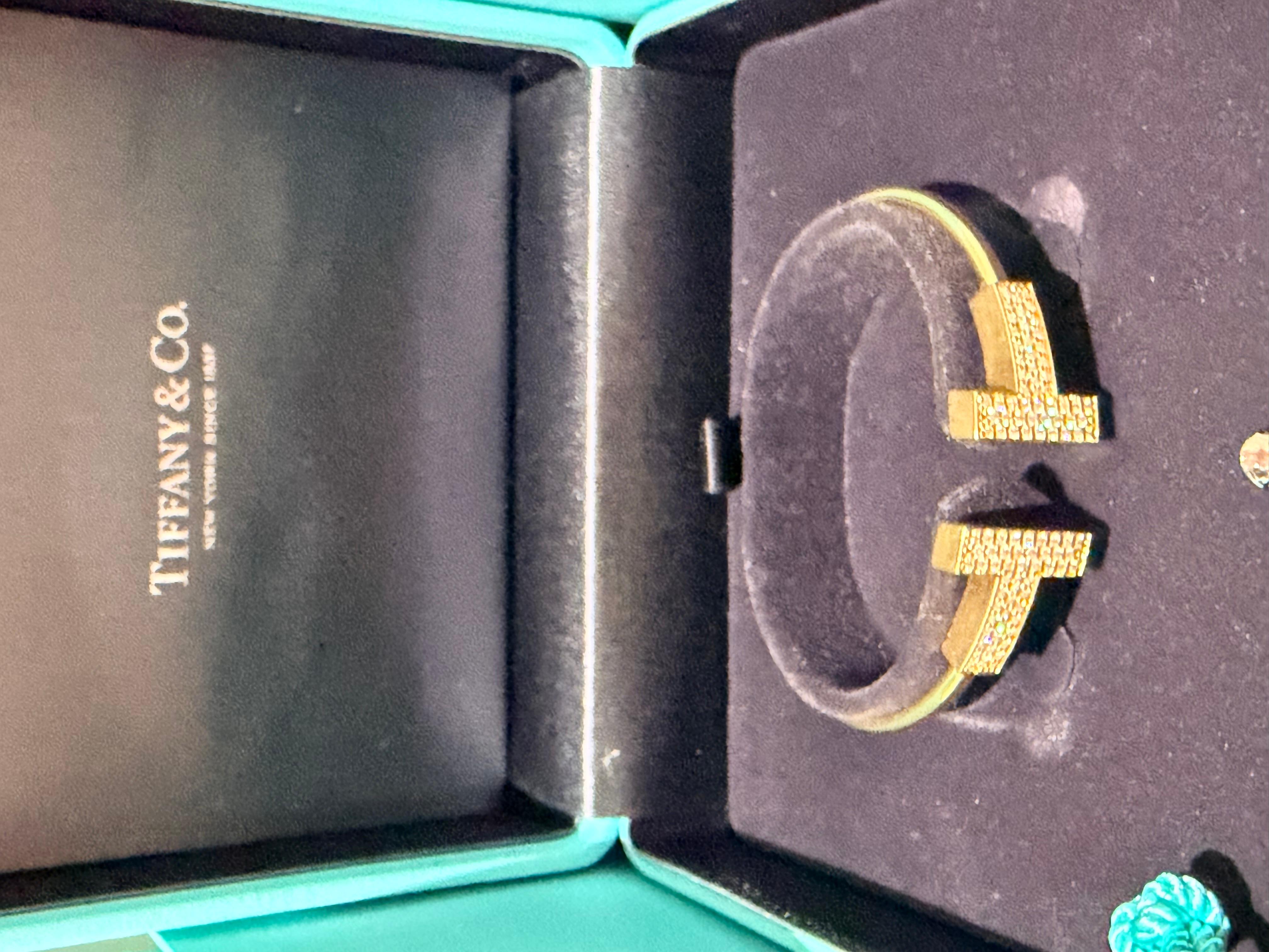 Tiffany & Co Tiffany T Wire Pulsera Grande de Diamantes Oro Amarillo. Tiffany T es una expresión del infinito potencial del amor. Inspirada en una pulsera de archivo de 1975, la T es un homenaje al motivo icónico de la Casa y al espíritu de Nueva