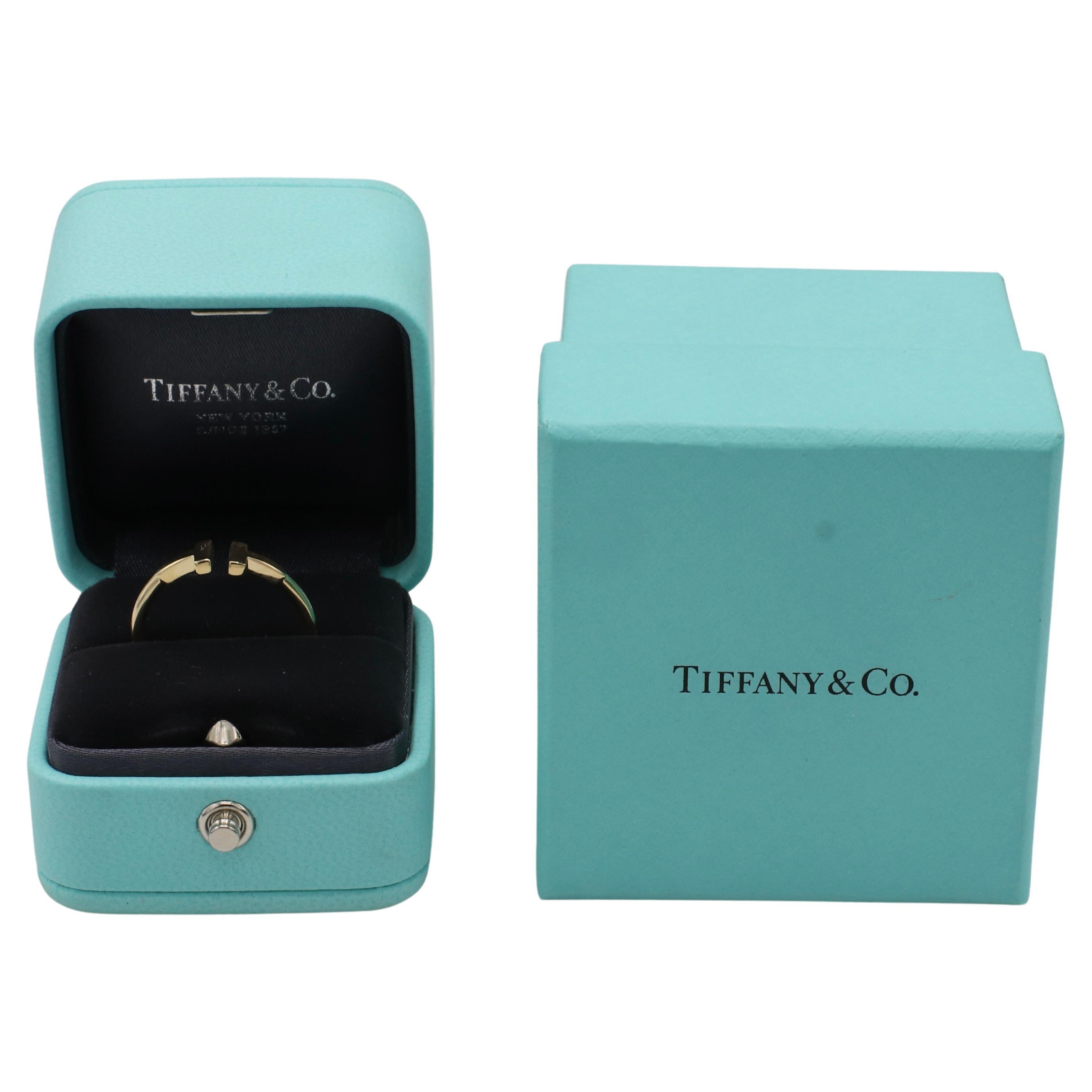 Tiffany & Co. Tiffany T Wire Bague en or jaune 18 carats 
Métal : or jaune 18k
Poids : 3.41 grammes
Taille : 8.5 (US)
Largeur de la bande : 1,5 mm
Prix de détail : 1,250 USD
