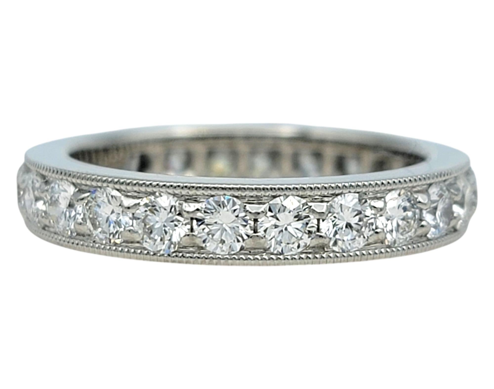 Símbolo de elegancia atemporal, esta auténtica alianza de diamantes Tiffany & Co. está exquisitamente elaborada en platino y engastada con una hilera continua de brillantes diamantes talla redonda. Cada diamante está tallado con precisión y colocado