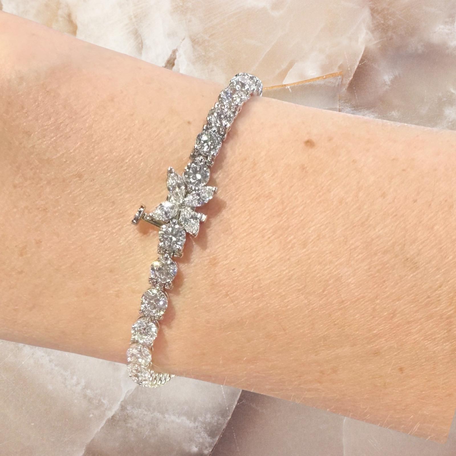 - Marke: Tiffany & Co.
- Modellname: Victoria
- Metall: Platin
- Reinheit des Metalls: 950
- Steine: Runder Diamant im Brillantschliff, Diamanten im Marquiseschliff
- Länge des Armbands: 7 Zoll
- Karat-Gesamtgewicht: 8,05 ct
- Punzierungen: Tiffany