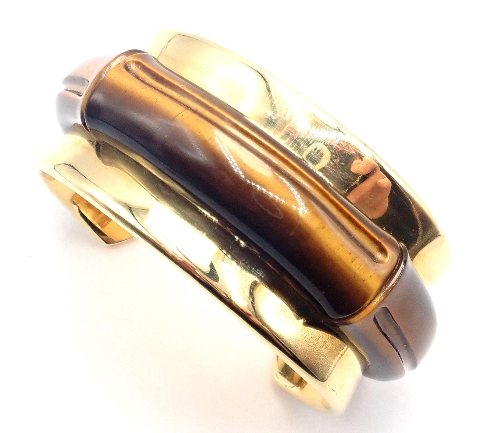 Bracelet manchette en or jaune 18k avec œil de tigre de Tiffany & Co 2002.
Avec pierre œil de tigre.
Détails : 
Poids : 87,4 grammes
Longueur : 7