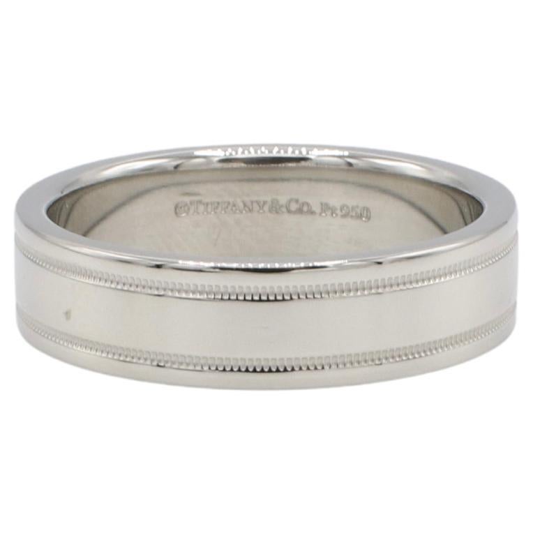 Tiffany & Co. Juntos 6MM Platino Milgrain Banda Anillo de boda
Metal: Platino
Peso: 15.65 gramos
Anchura: 6 mm
Venta al por menor: 2,850 USD
Talla: 11 (US)
Firmado: ©Tiffany & Co. Pt950

