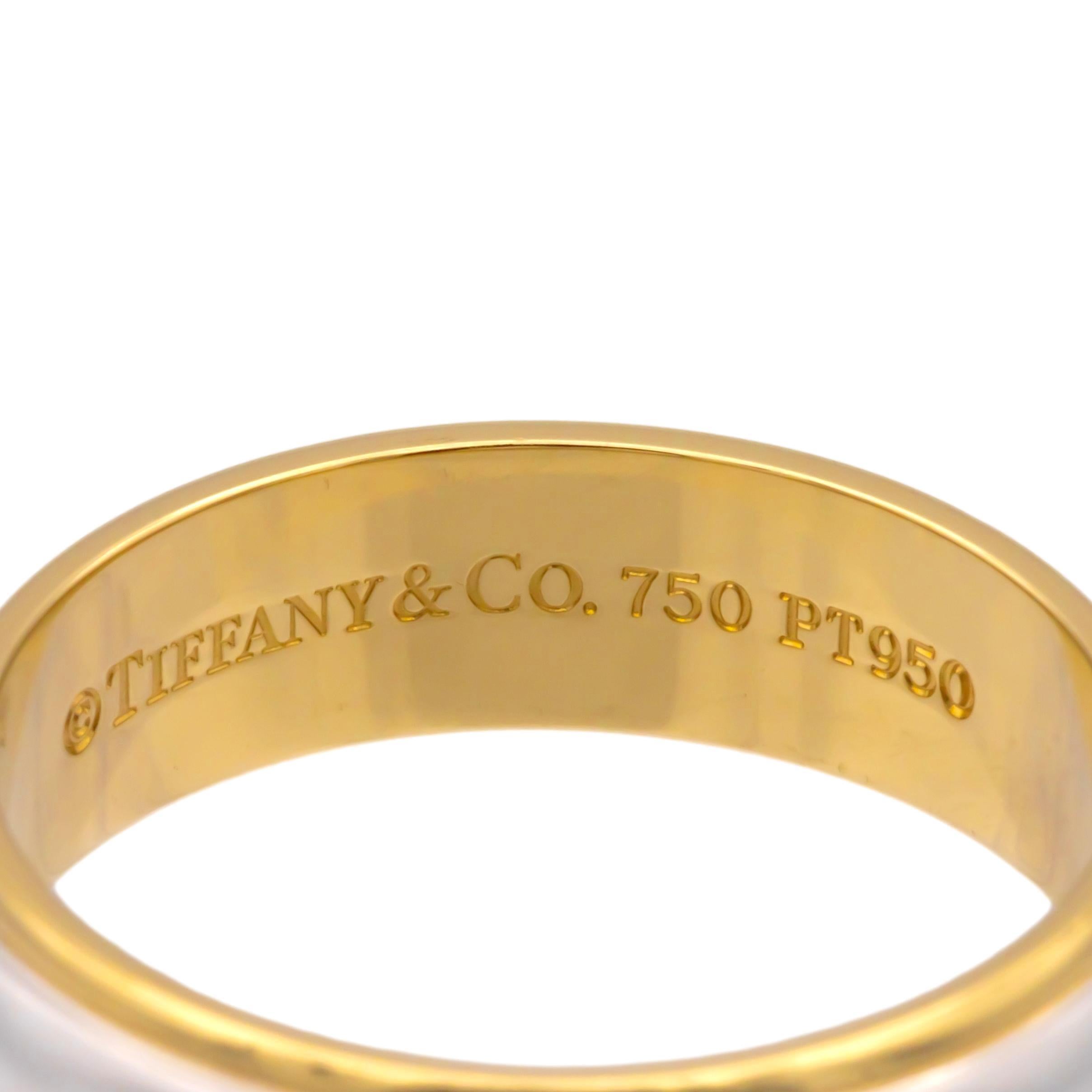 La campaña Tiffany & Co. El Anillo Juntos Milgrain es una sofisticada combinación de platino y oro amarillo de 18 quilates. Con una banda de 5.5 mm de ancho y un diseño milgrain doble, este anillo muestra una artesanía excepcional y una estética