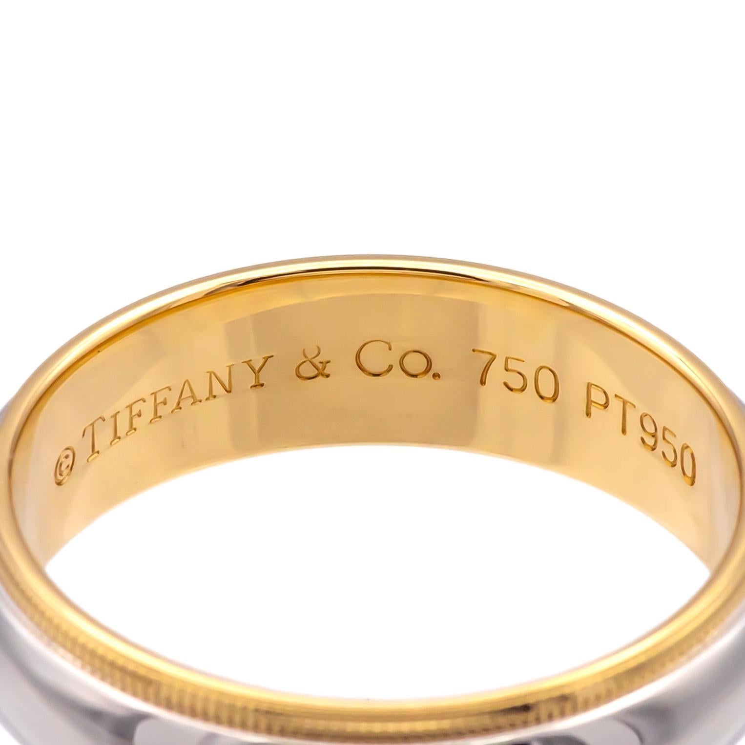 La campaña Tiffany & Co. El anillo Together Milgrain Band es una sofisticada combinación de platino y oro amarillo de 18 quilates. Con una banda de 5.7 mm de ancho y un diseño milgrain doble, este anillo muestra una artesanía excepcional y una