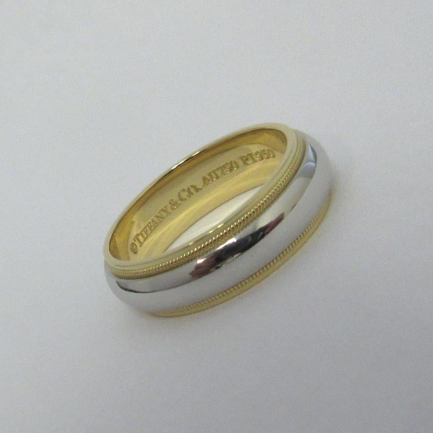 TIFFANY & Co. Ensemble Platine 18K Or 6mm Milgrain anneau de mariage 8

Métal : Platine et or jaune 18 carats
Taille : 8
Largeur de la bande : 6 mm
Poids : 10.0 grammes 
Poinçon : ©TIFFANY&CO. AU750 PT950
Condit : Excellent état, comme