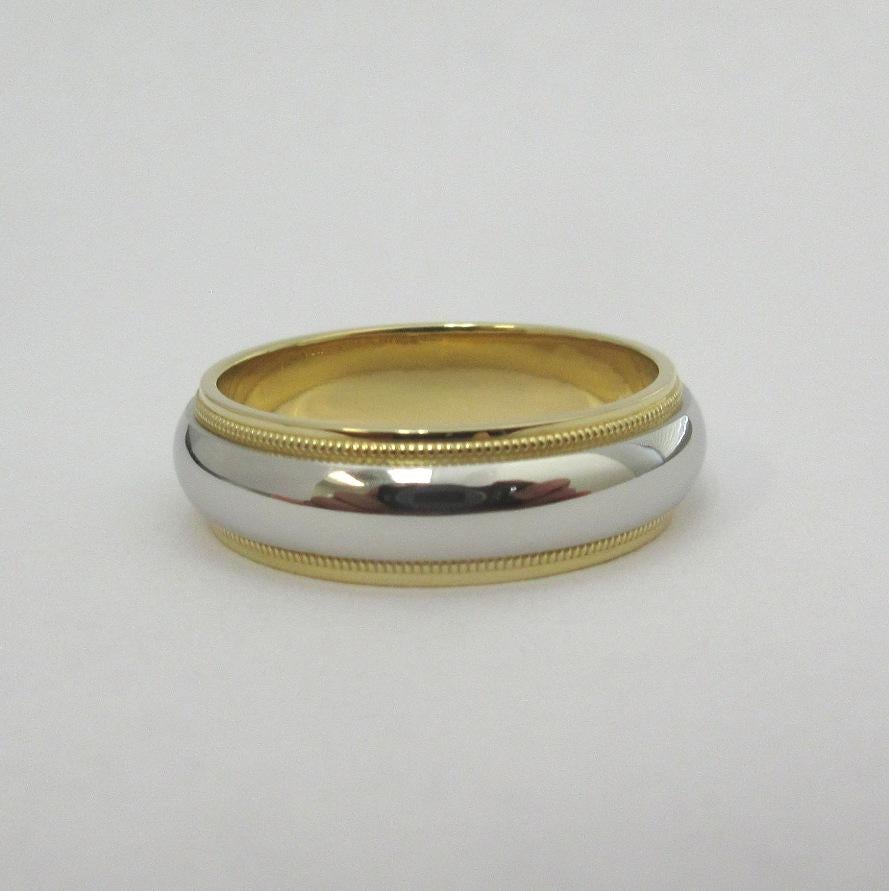 TIFFANY & Co. Ensemble Platine 18K Or 6mm Milgrain anneau de mariage 8 Excellent état - En vente à Los Angeles, CA
